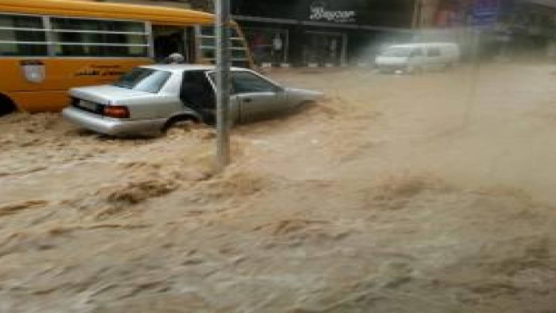 مياه سيل الزرقاء تغمر محطة ضخ لـ"مياهنا" وتعطل عملها