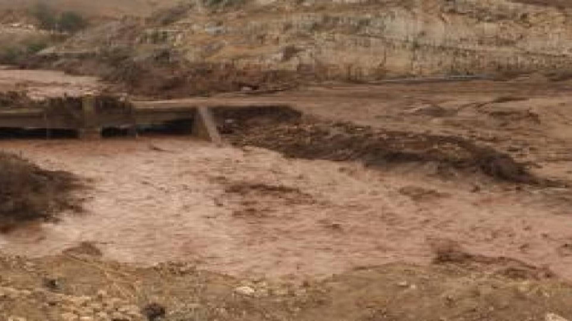 الأمطار الغزيرة تتسبب بانجراف التربة على طرق الشونة الجنوبية والسلط