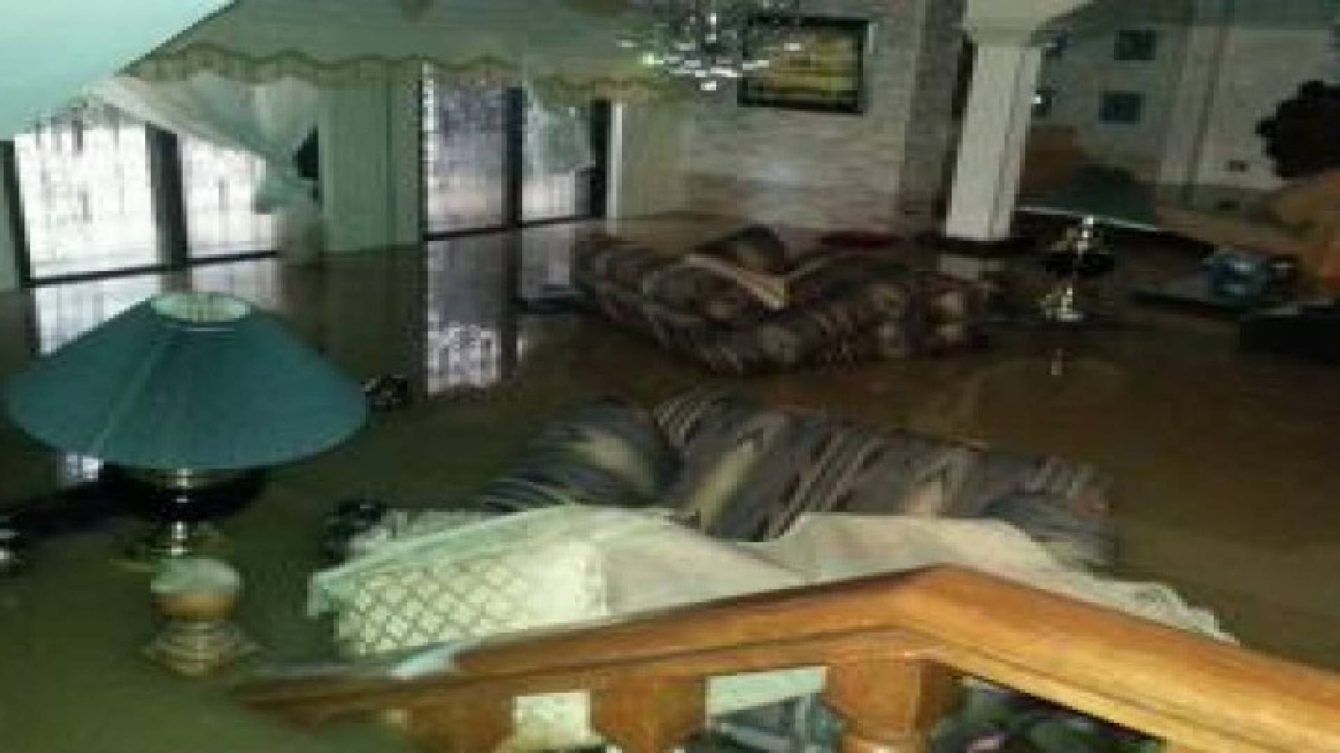 التنمية الاجتماعية تنقل اسرا متضررة من السيول الى جمعيات تابعة لها