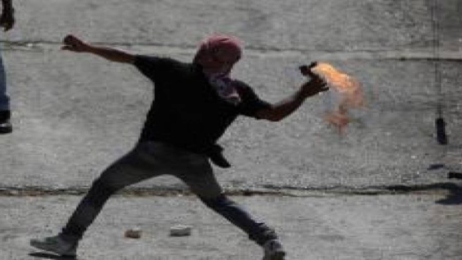 القاء زجاجات حارقة على سيارات المستوطنين