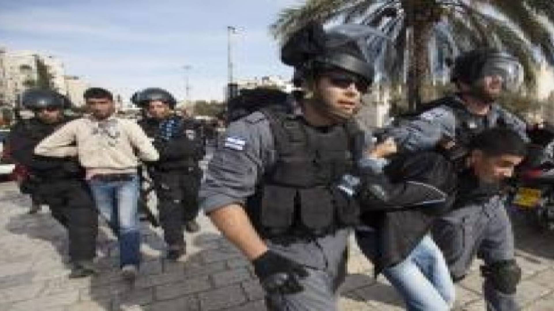 الاحتلال الاسرائيلي يعتقل 10 فلسطينين بمداهمات في الضفة الغربية