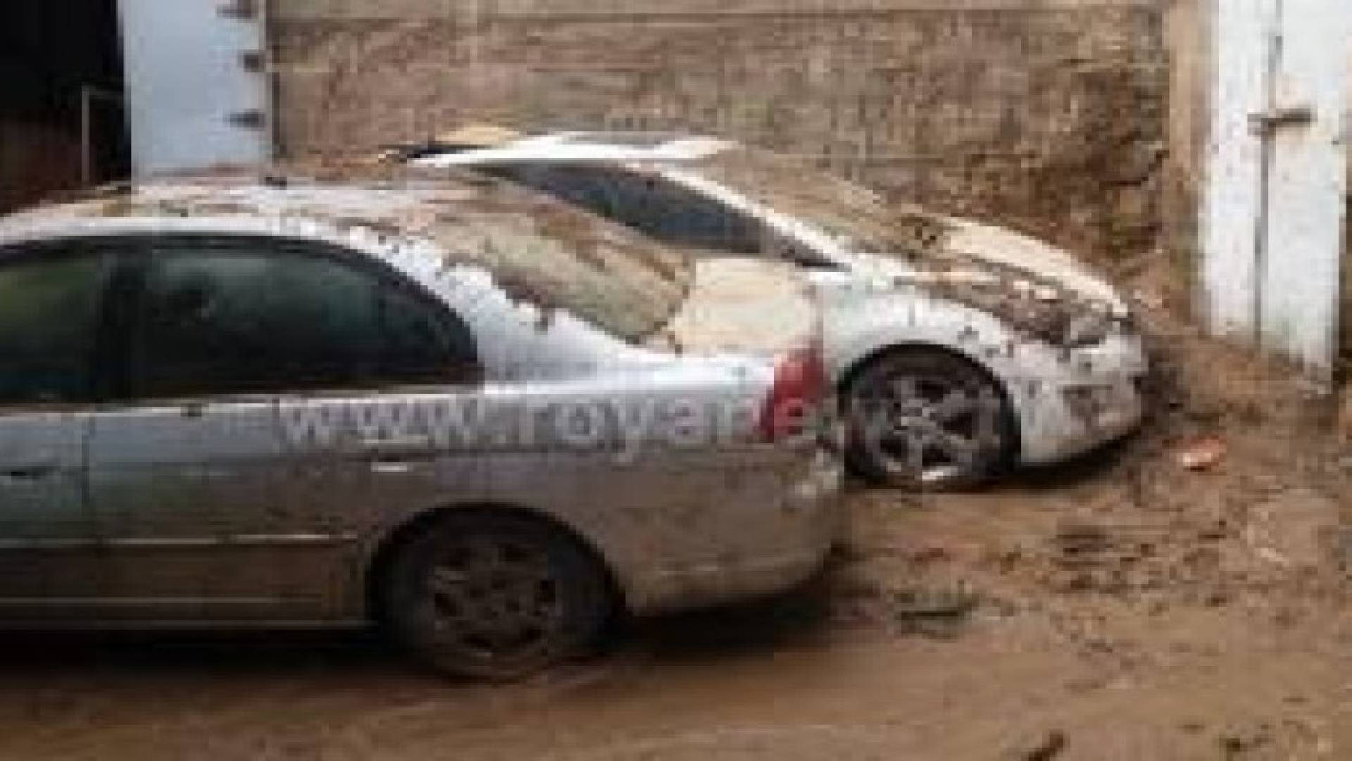 مطالب بتعويض خسائر أصحاب المركبات نتيجة السيول.. صور