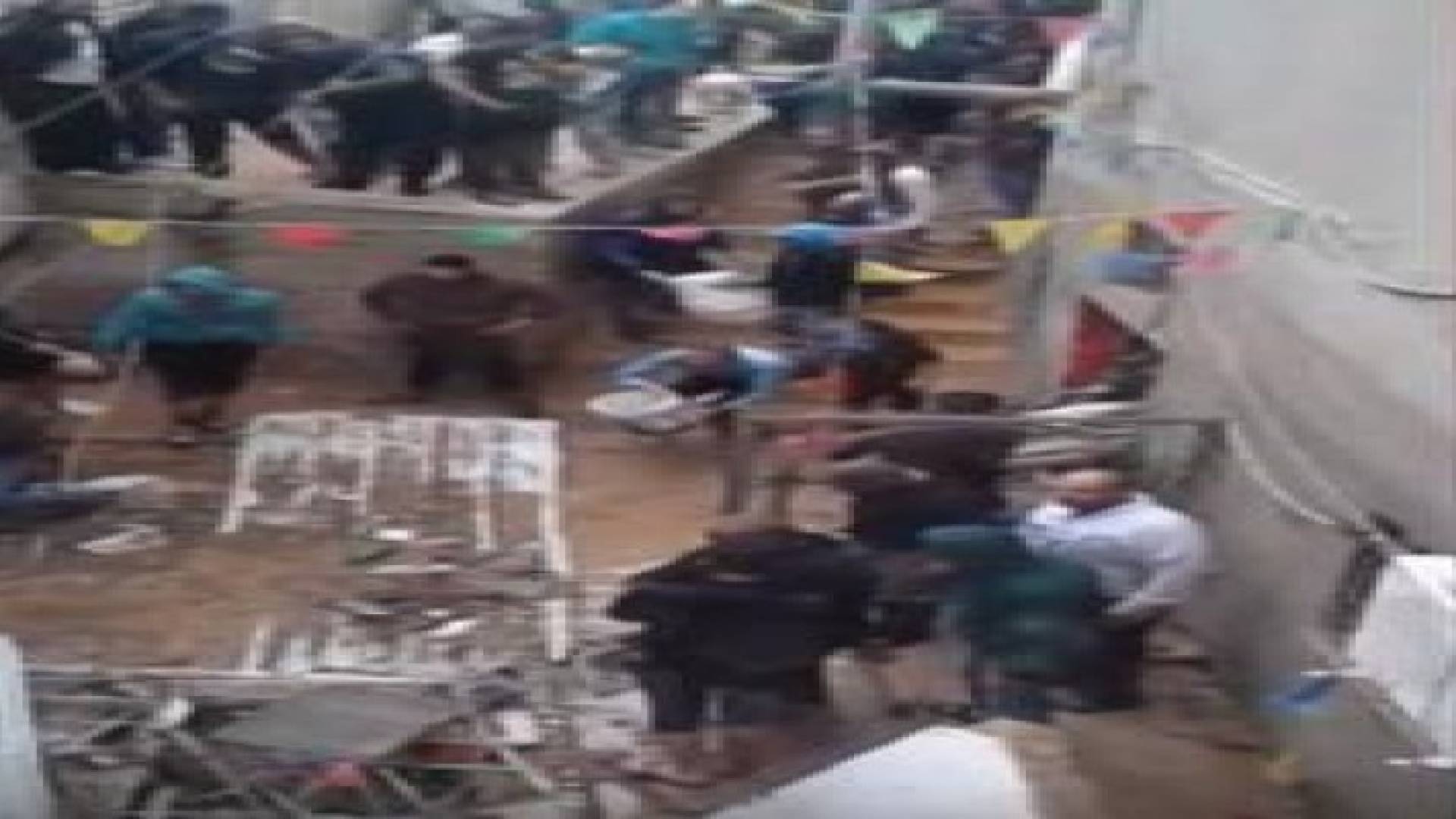 بالفيديو: مواطنون يحاولون انقاذ الشاب الذي توفي غرقا في عمان