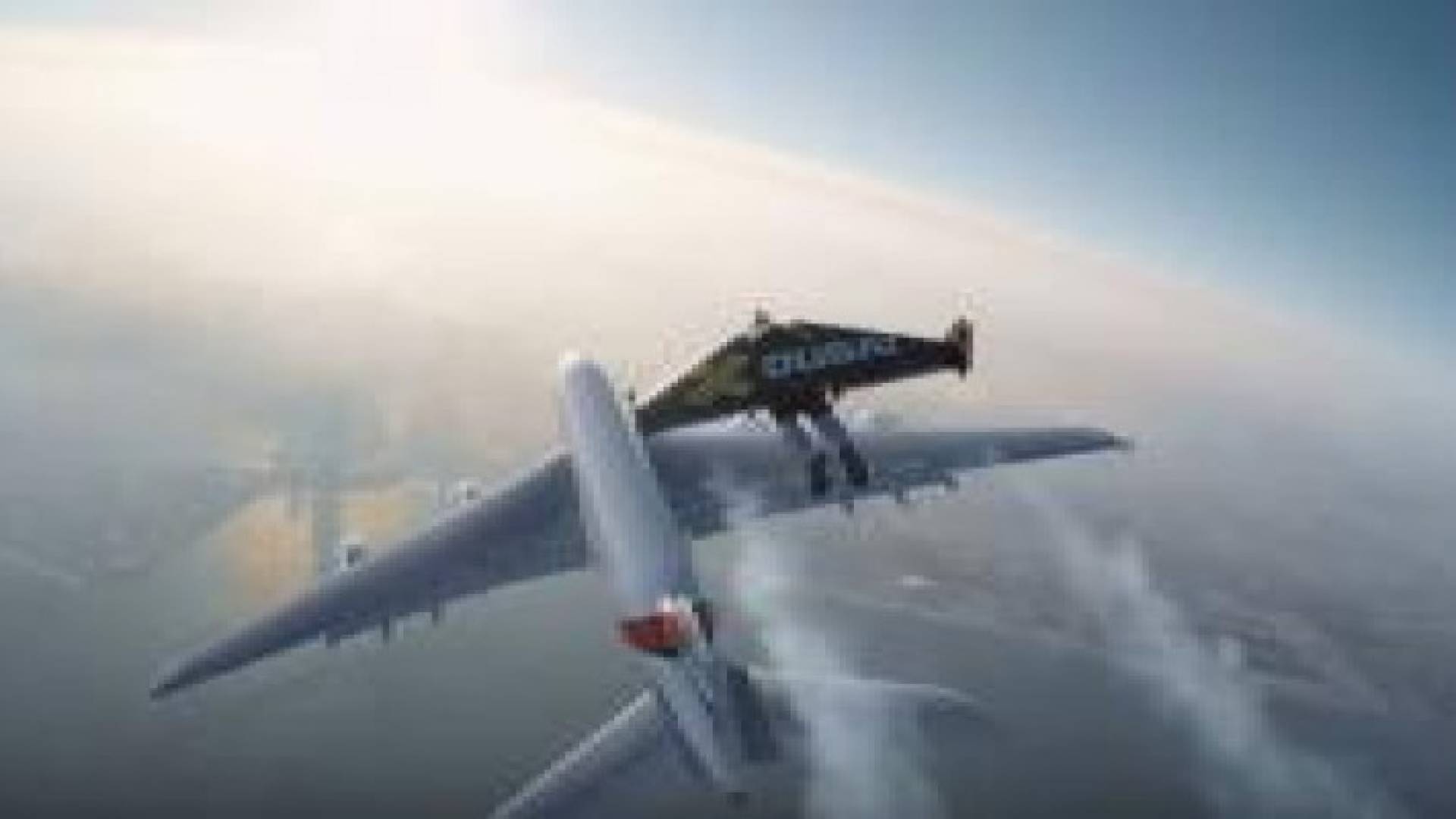 بالفيديو : طيران إنسان بجانب الطائرة !