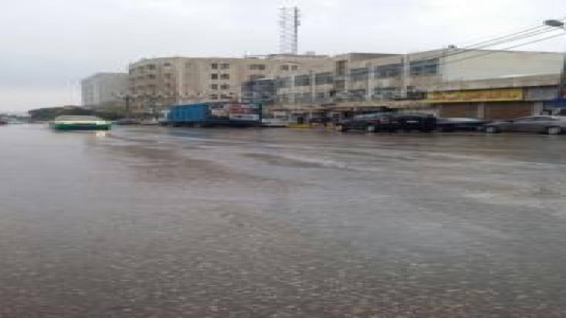 بدء تساقط الامطار في مناطق مختلفة من العاصمة عمان.. صور