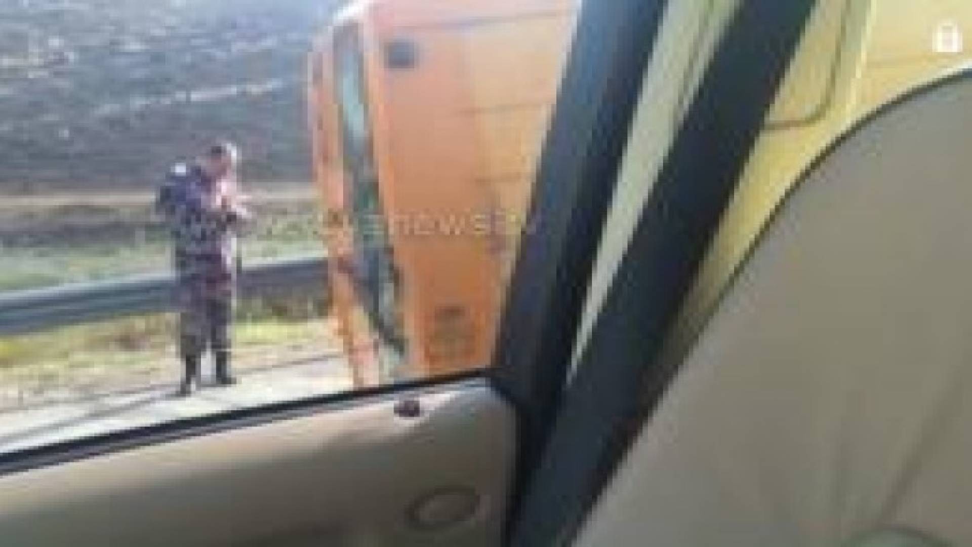 بالصور : وفاة اثر تدهور باص طلاب جامعة على طريق المطار