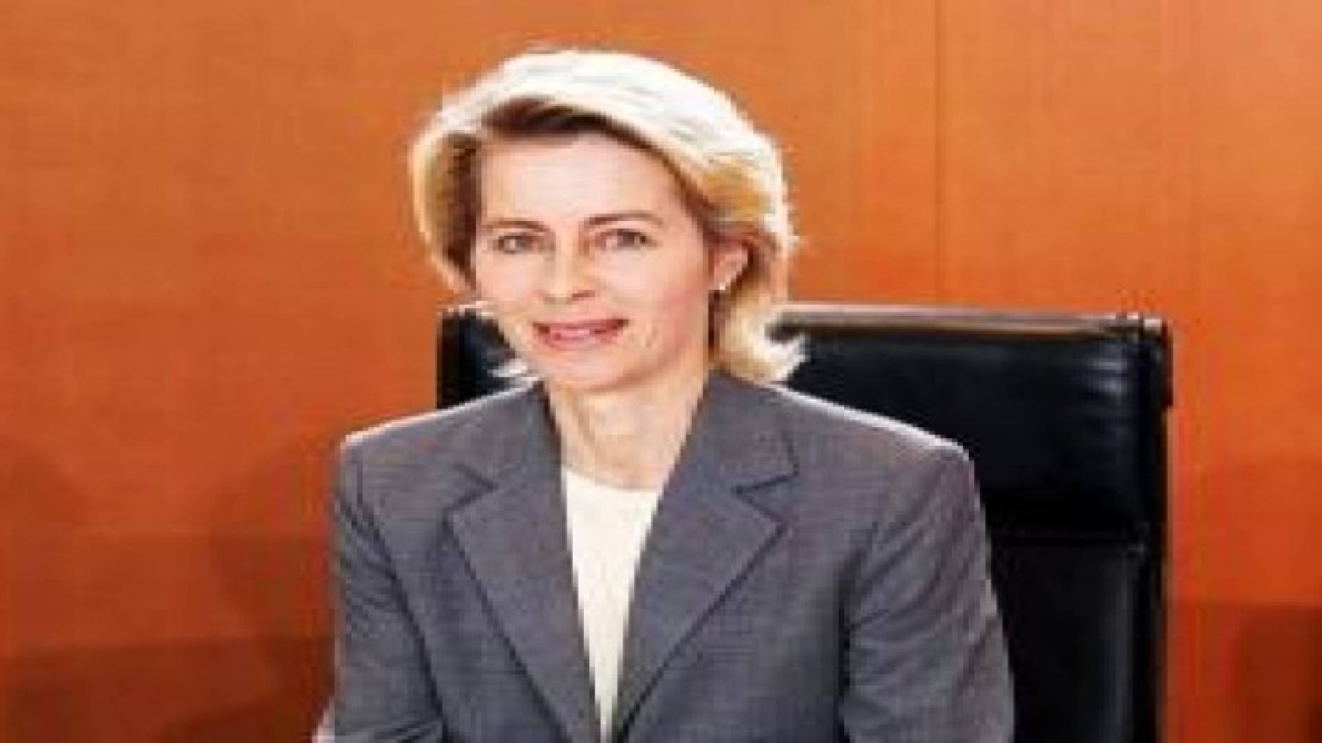 وزيرة الدفاع الألمانية تكشف عن خطط للاستعانة بأئمة مسلمين