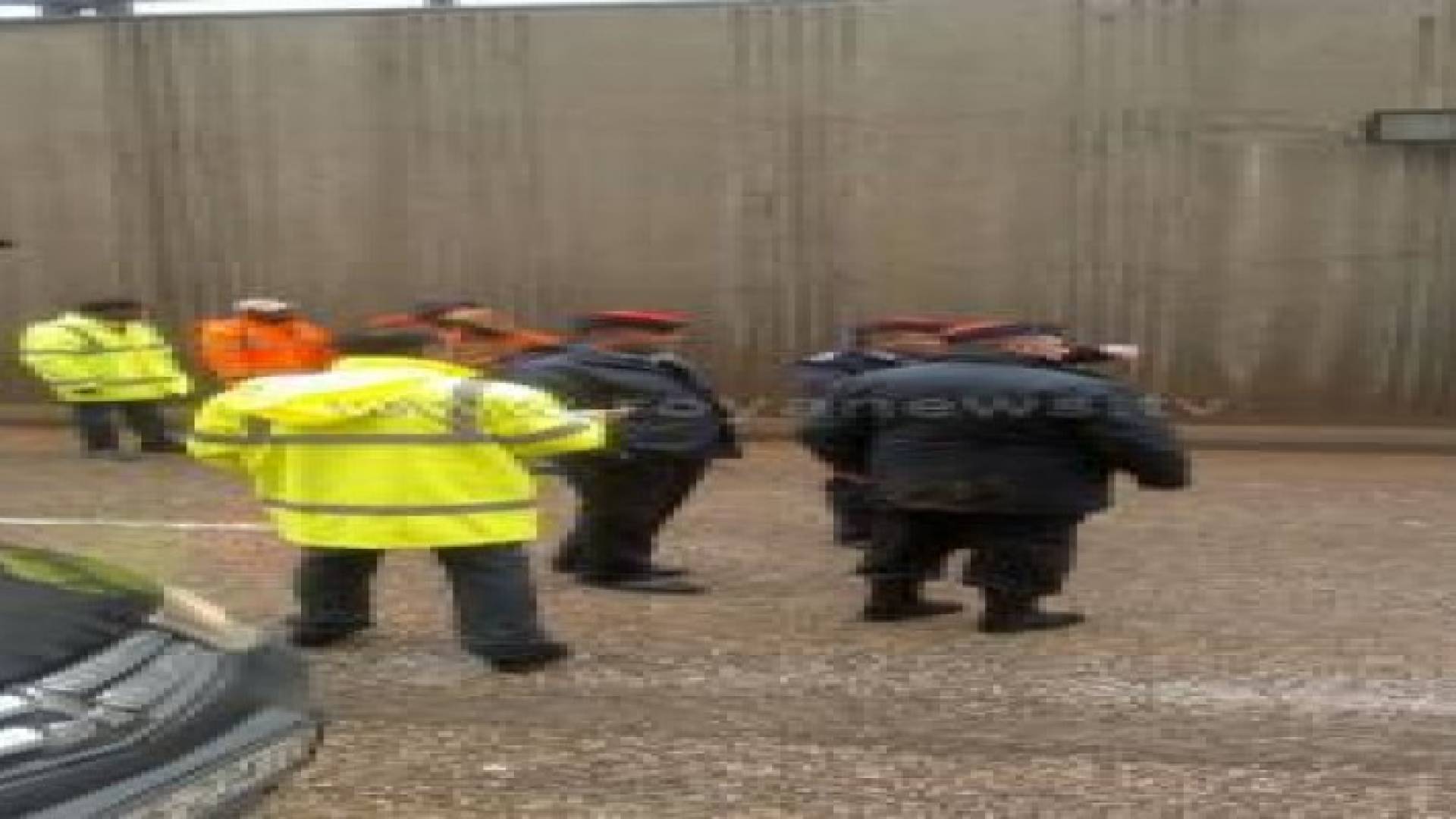 عمان: مياه الأمطار تغلق جسر أبو هريرة بضاحية الياسمين .. صور