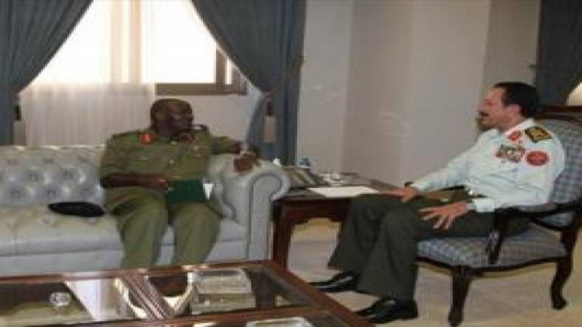 الفريق أول الركن الزبن يستقبل رئيس الأركان الأوغندي