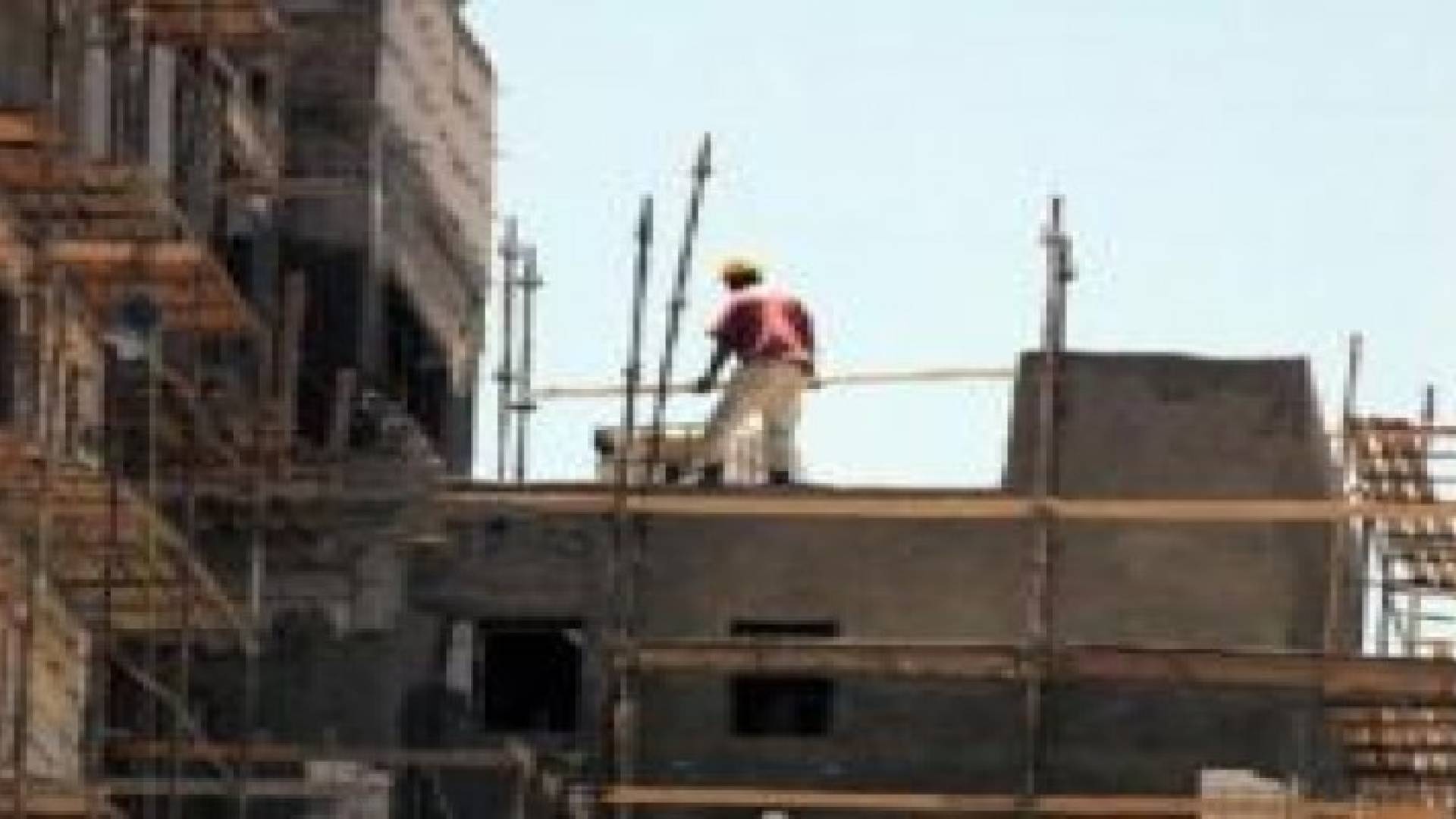 سقوط 5 وافدين مصرين من بناية غرب عمان