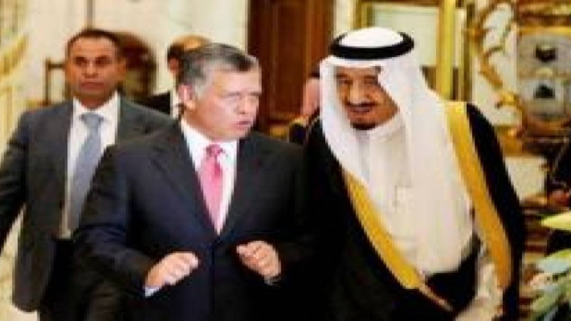 الملك وخادم الحرمين يؤكدان حرصهما المشترك على تعميق العلاقات الأخوية بين البلدين