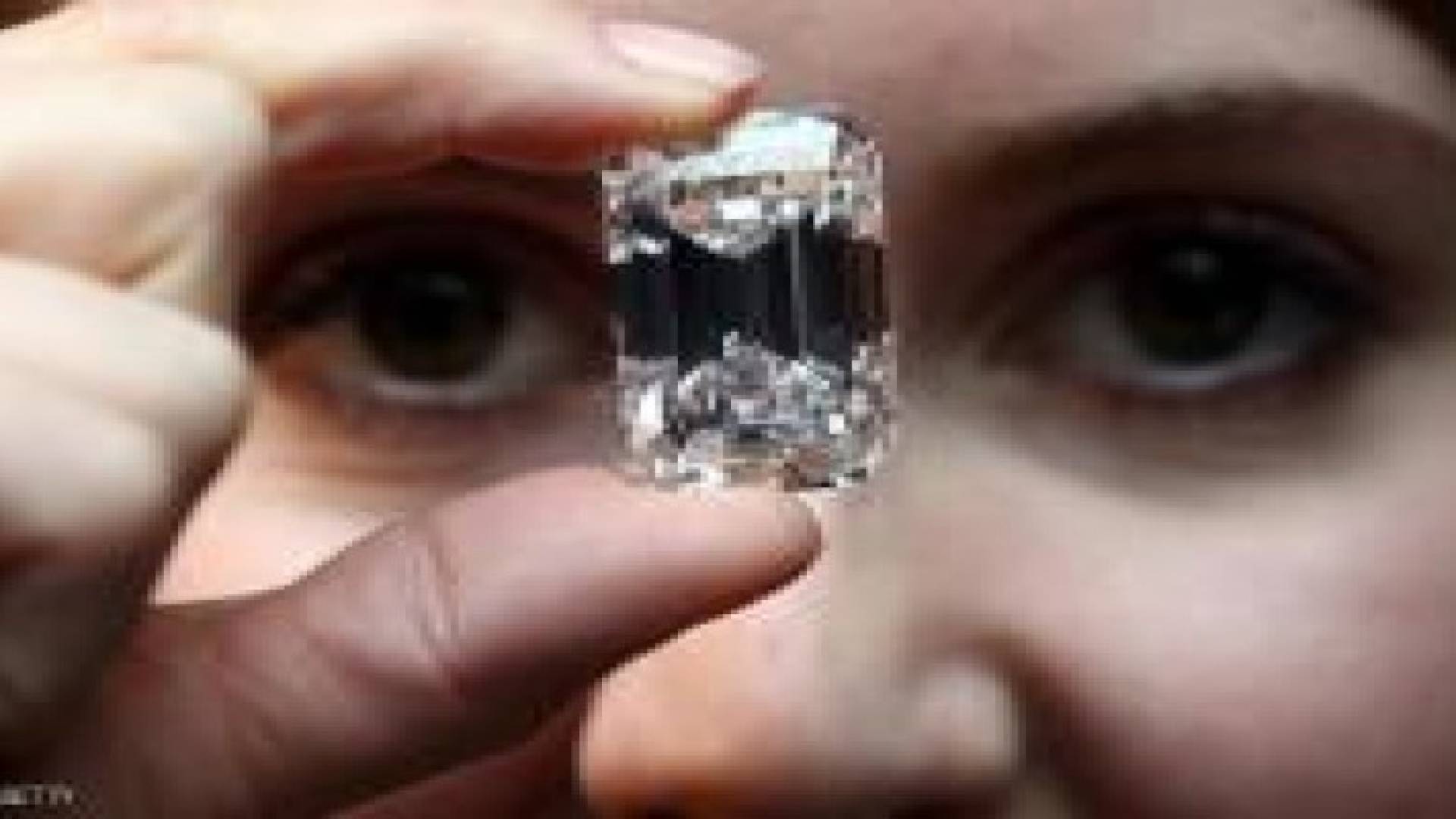 ألماسة قرنفلية تباع بـ"28" مليون دولار