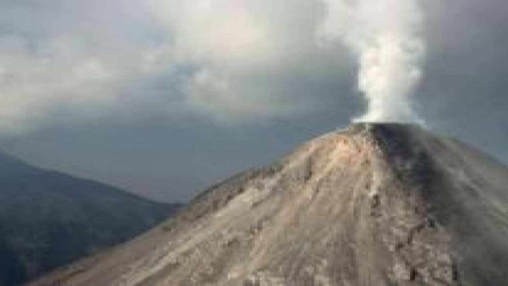 بالفيديو: بركان كوليما في المكسيك يثور من جديد