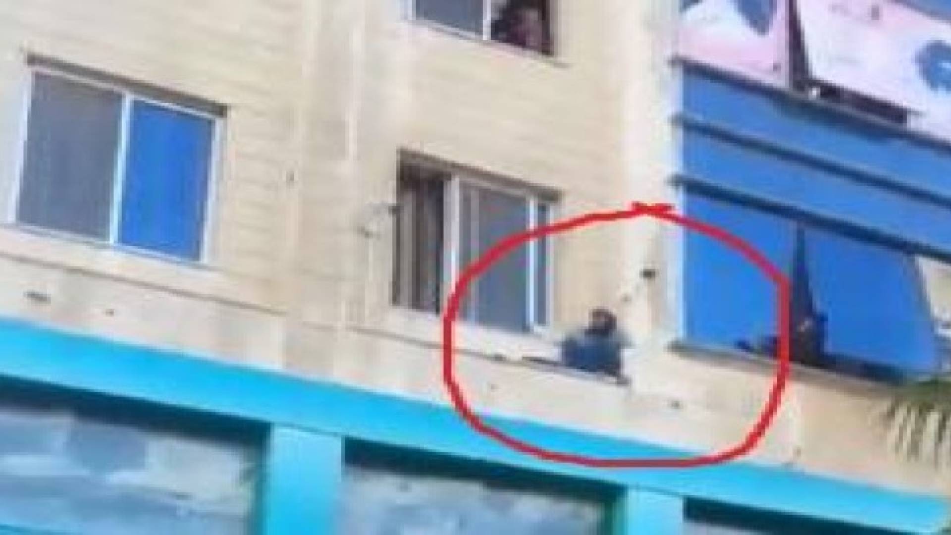 بالفيديو : الأمن يحبط محاولة انتحار خادمة آسيوية في الياسمين