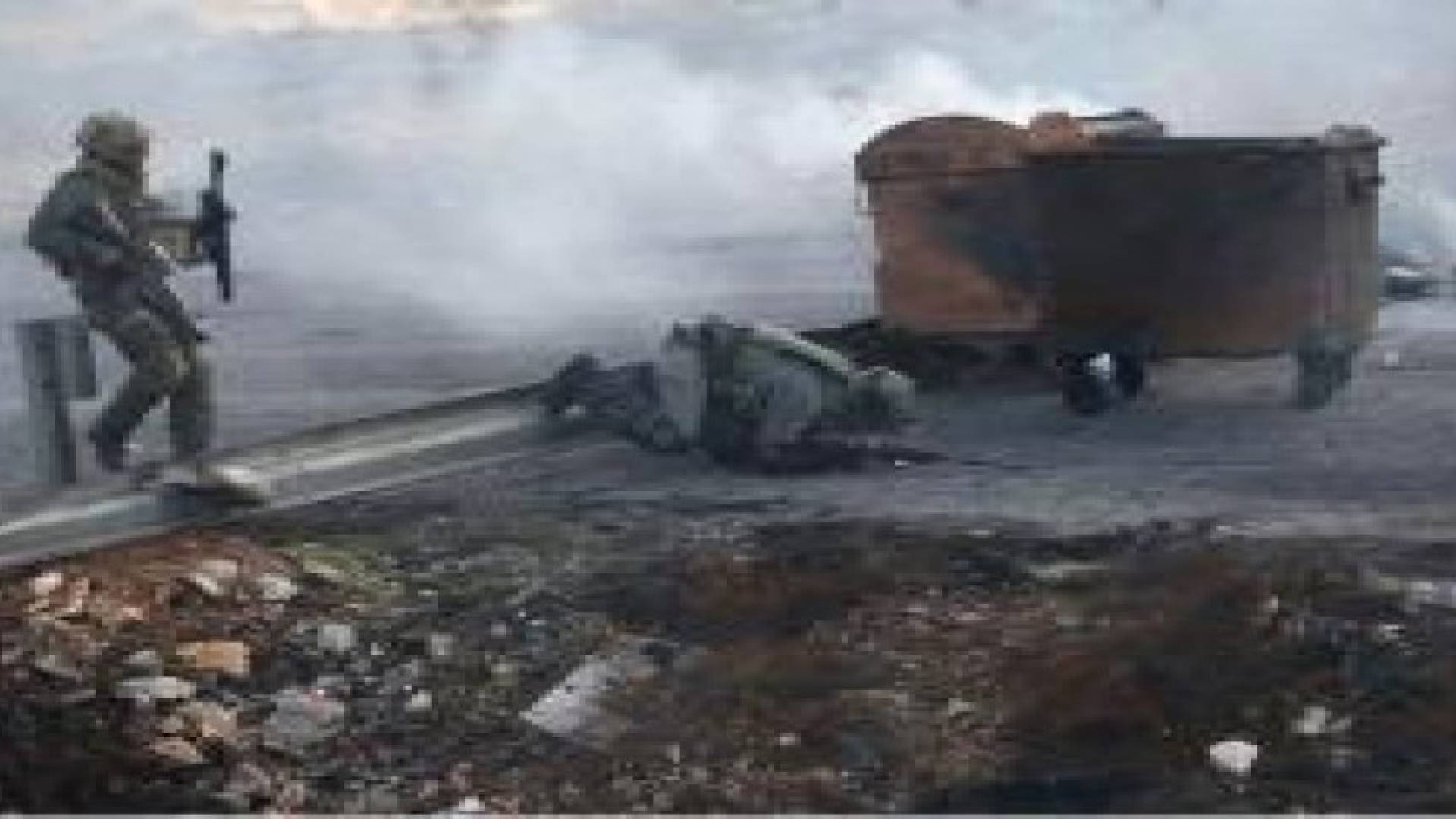 احد جنود الاحتلال يتعثر اثناء مطاردته لشبان فلسطينيين في مدينة البيرة