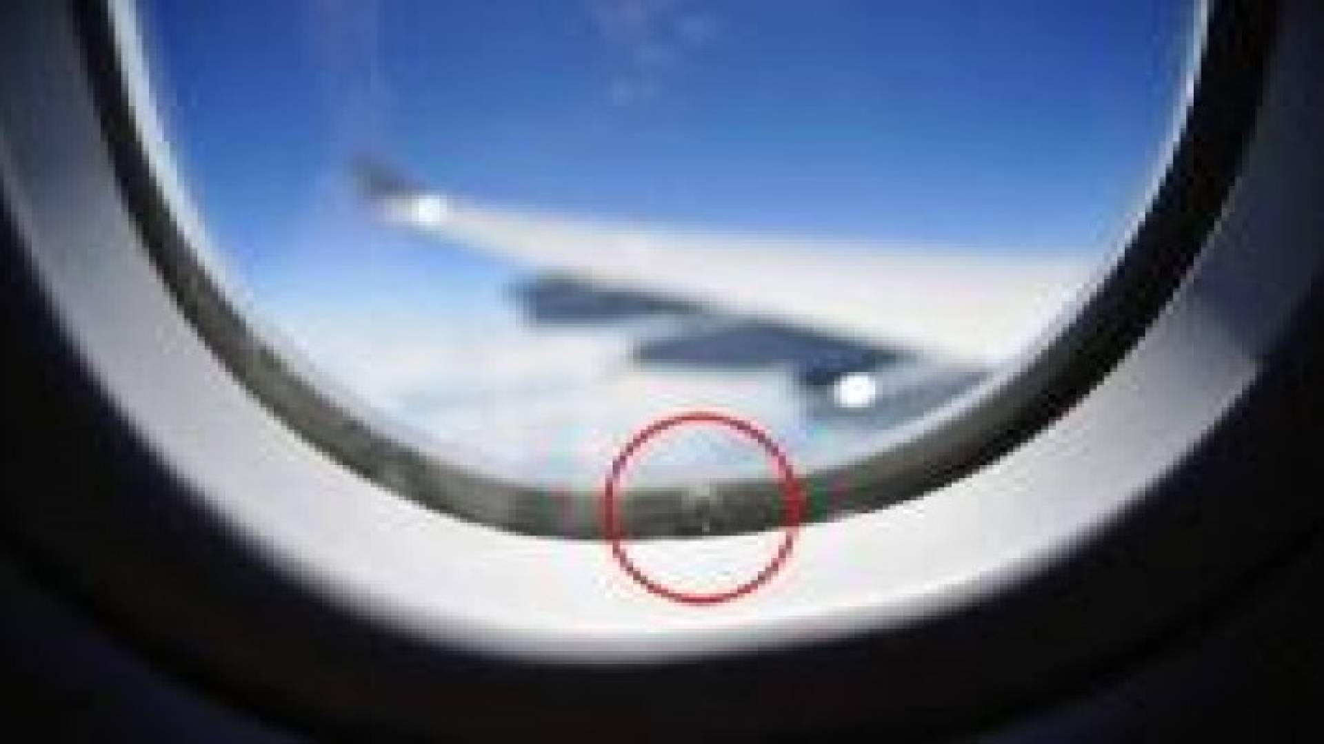 هل تعلم ما هي وظيفة الثقوب في نوافذ الطائرات ؟