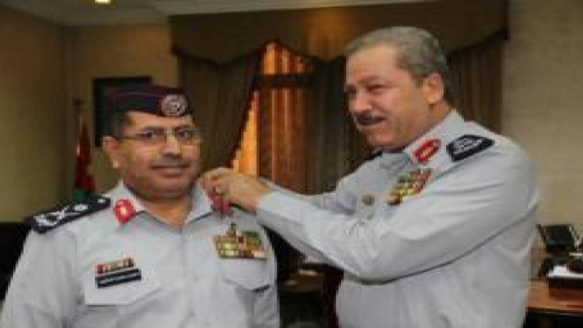 الكوفحي يقلد الرتب العسكرية الجديدة لضباط الدفاع المدني