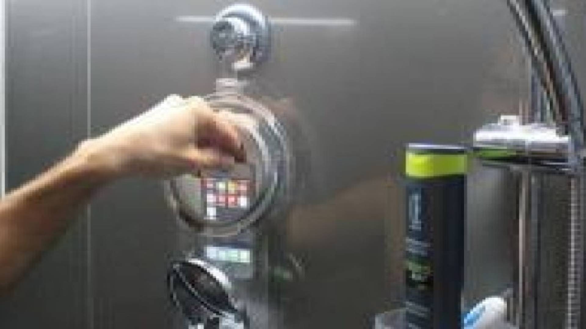 تعرف على مخاطر استخدام الهاتف في الحمام