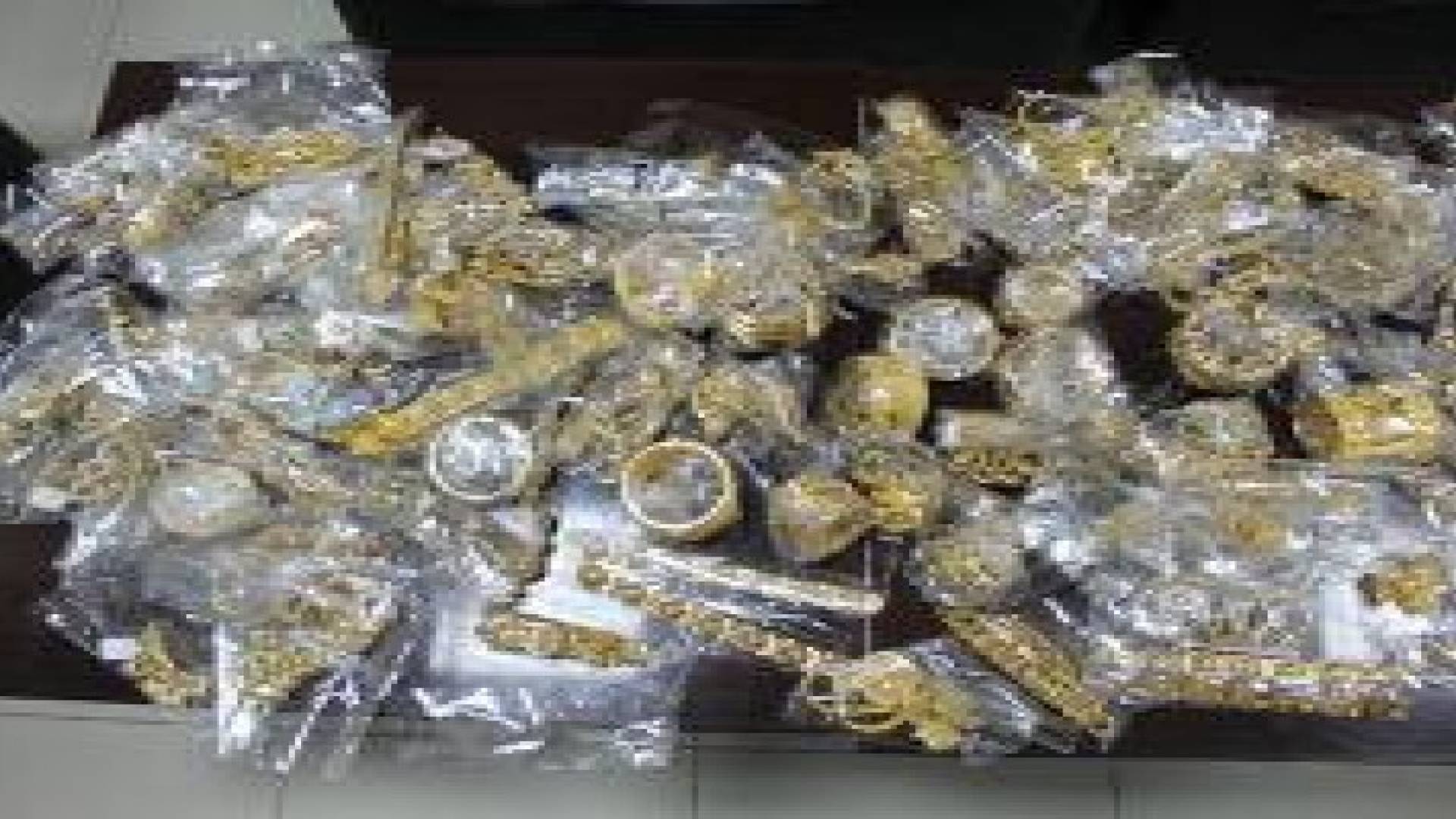 السعودية: إحباط تهريب 14 كيلو ألماس ولؤلؤ وذهب