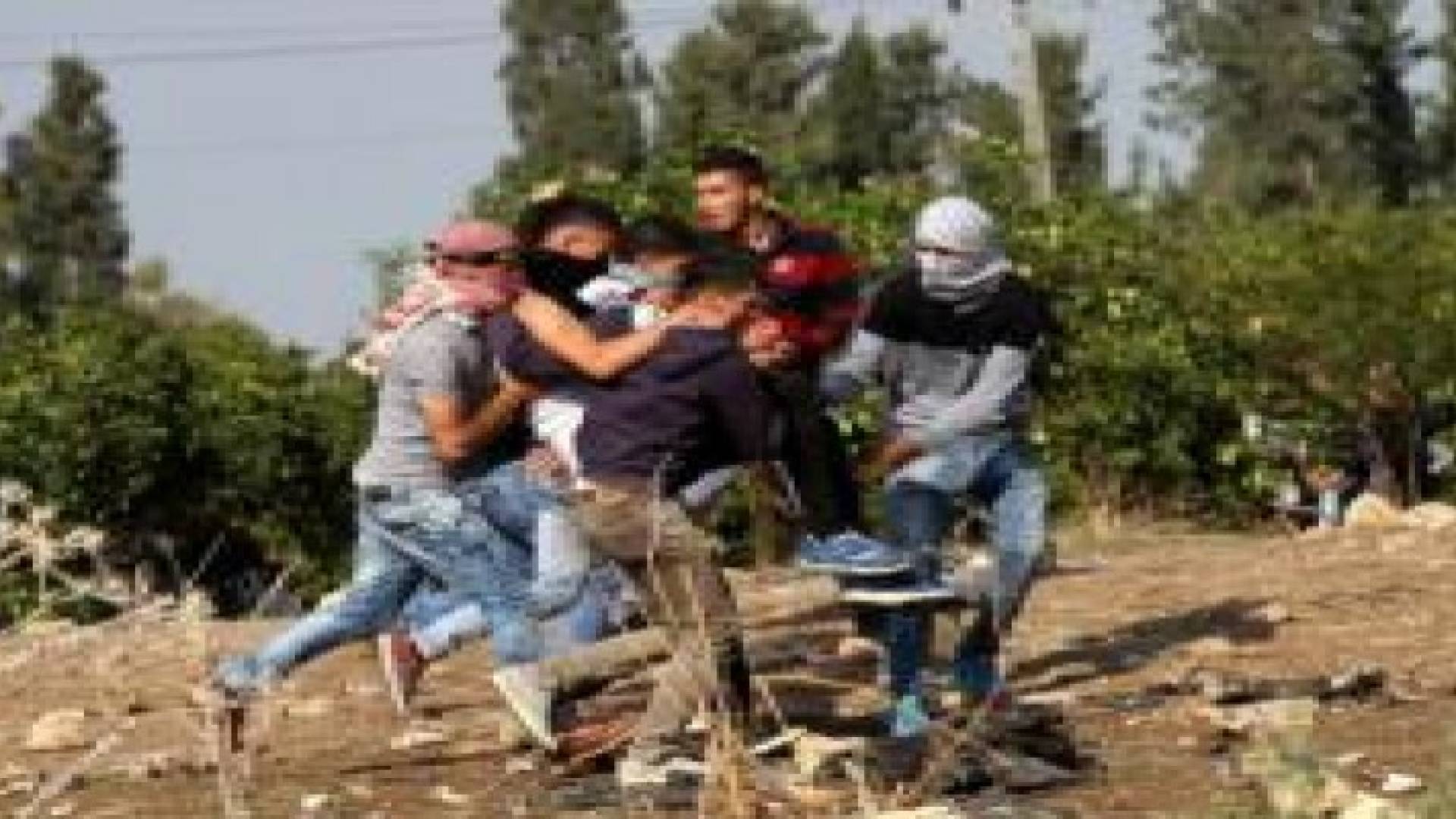 إصابة خطيرة لشاب بمواجهات مع الاحتلال شمال الخليل