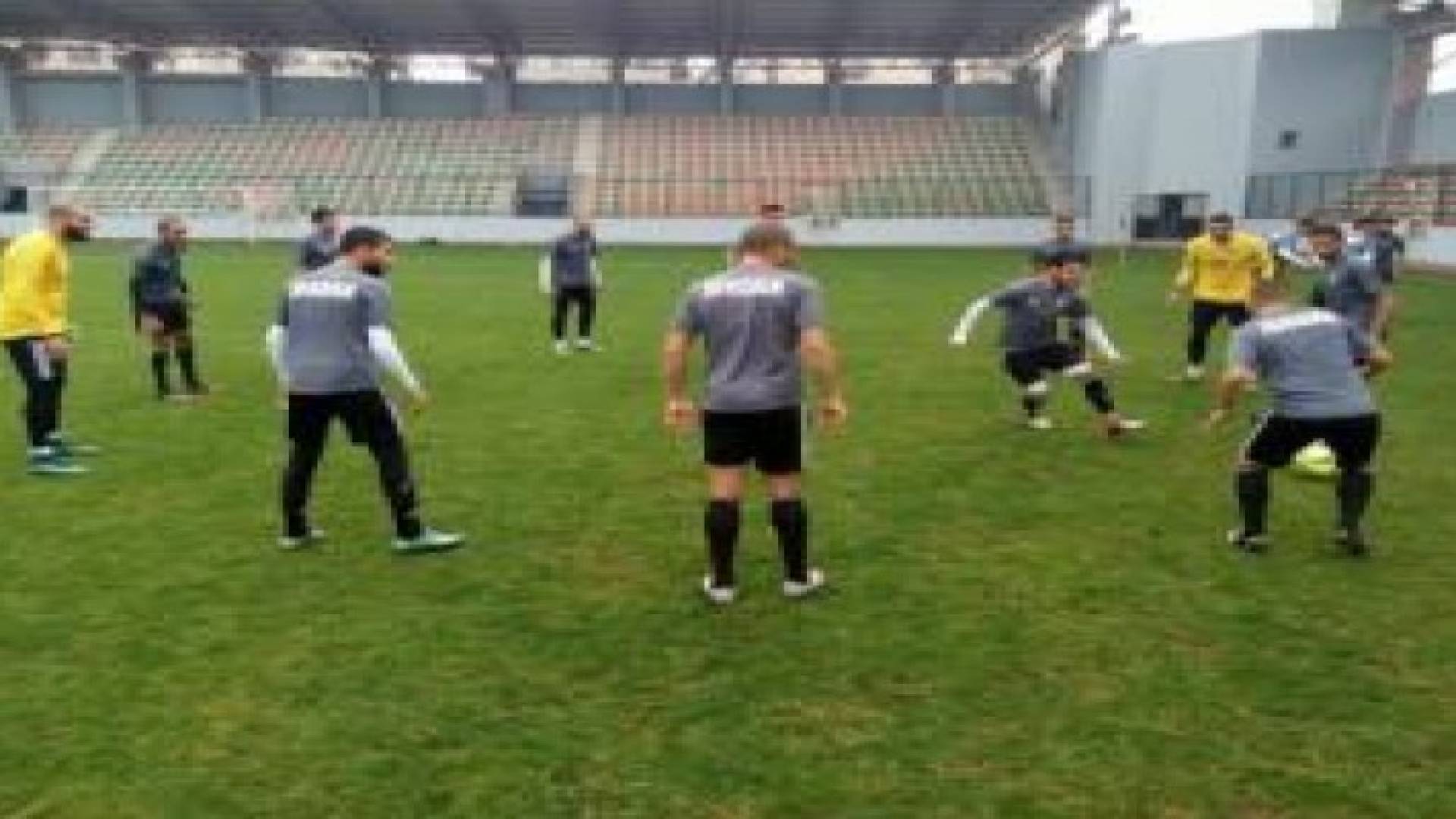 عبد الفتاح ينتظم بتدريبات المنتخب الوطني.. والتحضيرات لملاقاة قيرغيزستان تتواصل