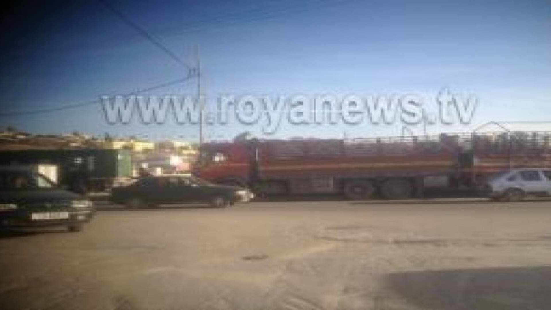 انحراف شاحنة عن مسربها يتسبب بأزمة سير امام جمرك عمان.. صور