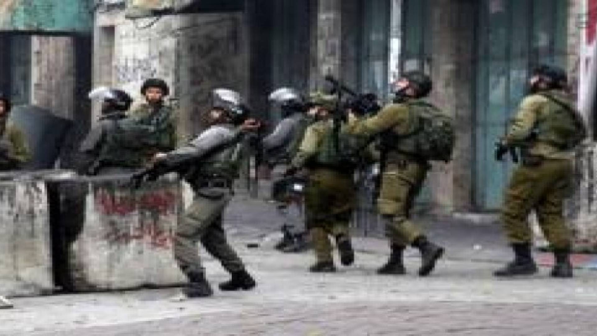 الاحتلال يصادر تسجيلات كاميرات المراقبة بالخليل