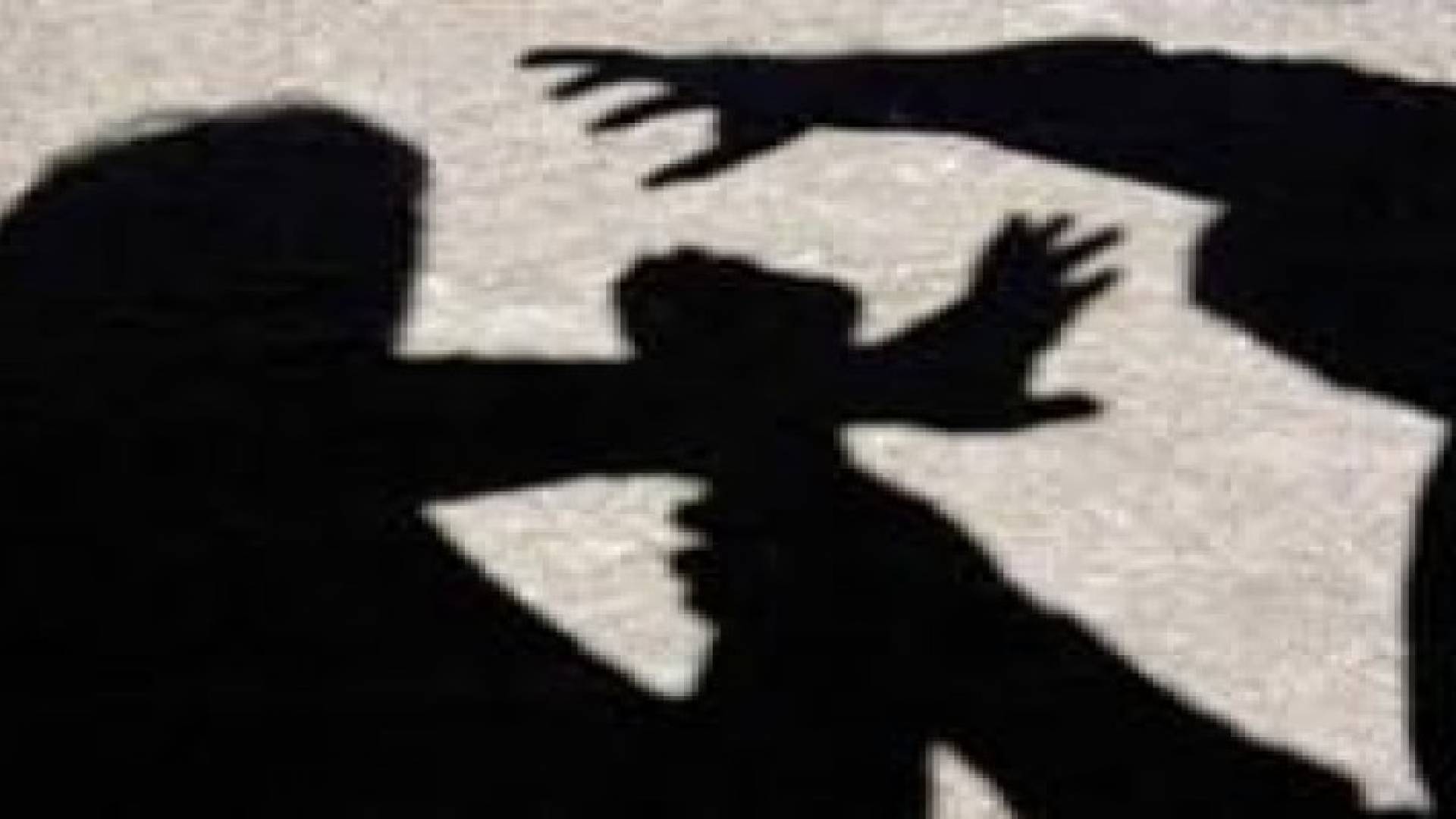 والدة طالب تتهجم على معلمة في مدرسة بمنطقة النزهة