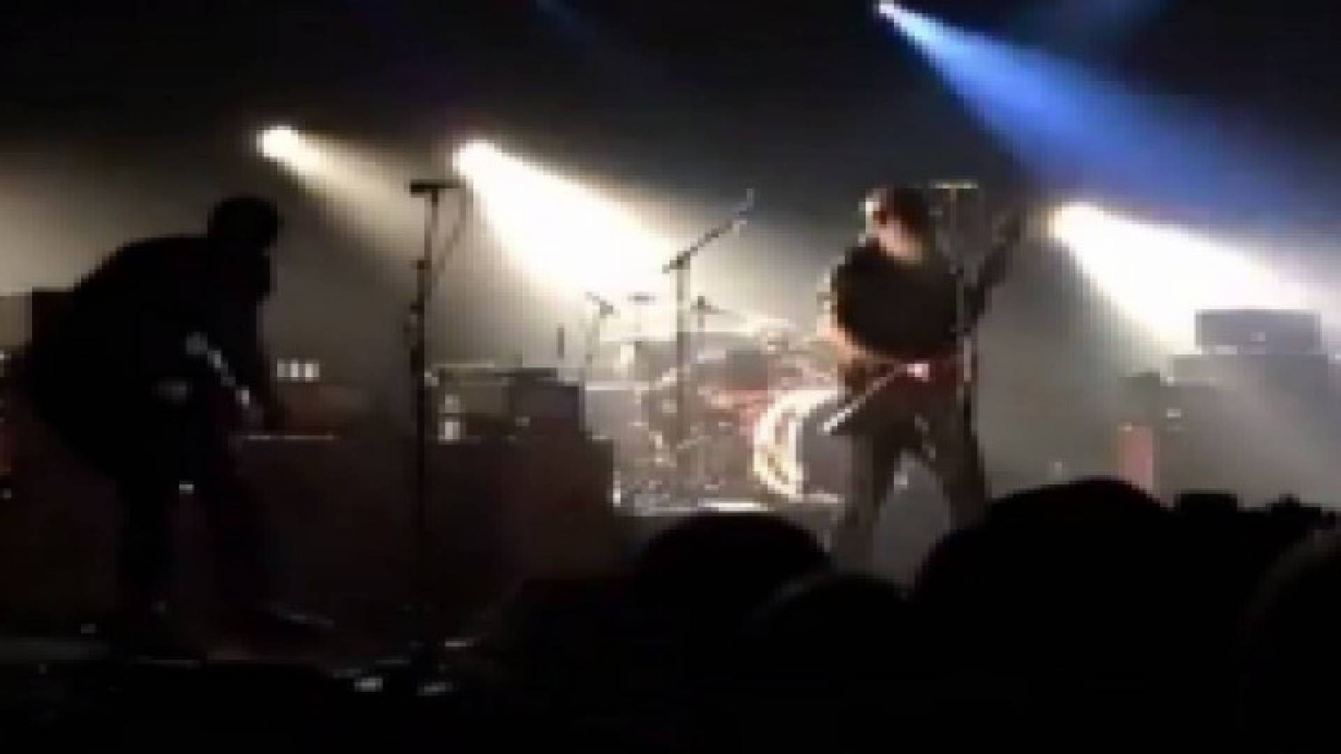 بالفيديو : لحظة اقتحام إرهابيين لمسرح "باتاكلان" في باريس