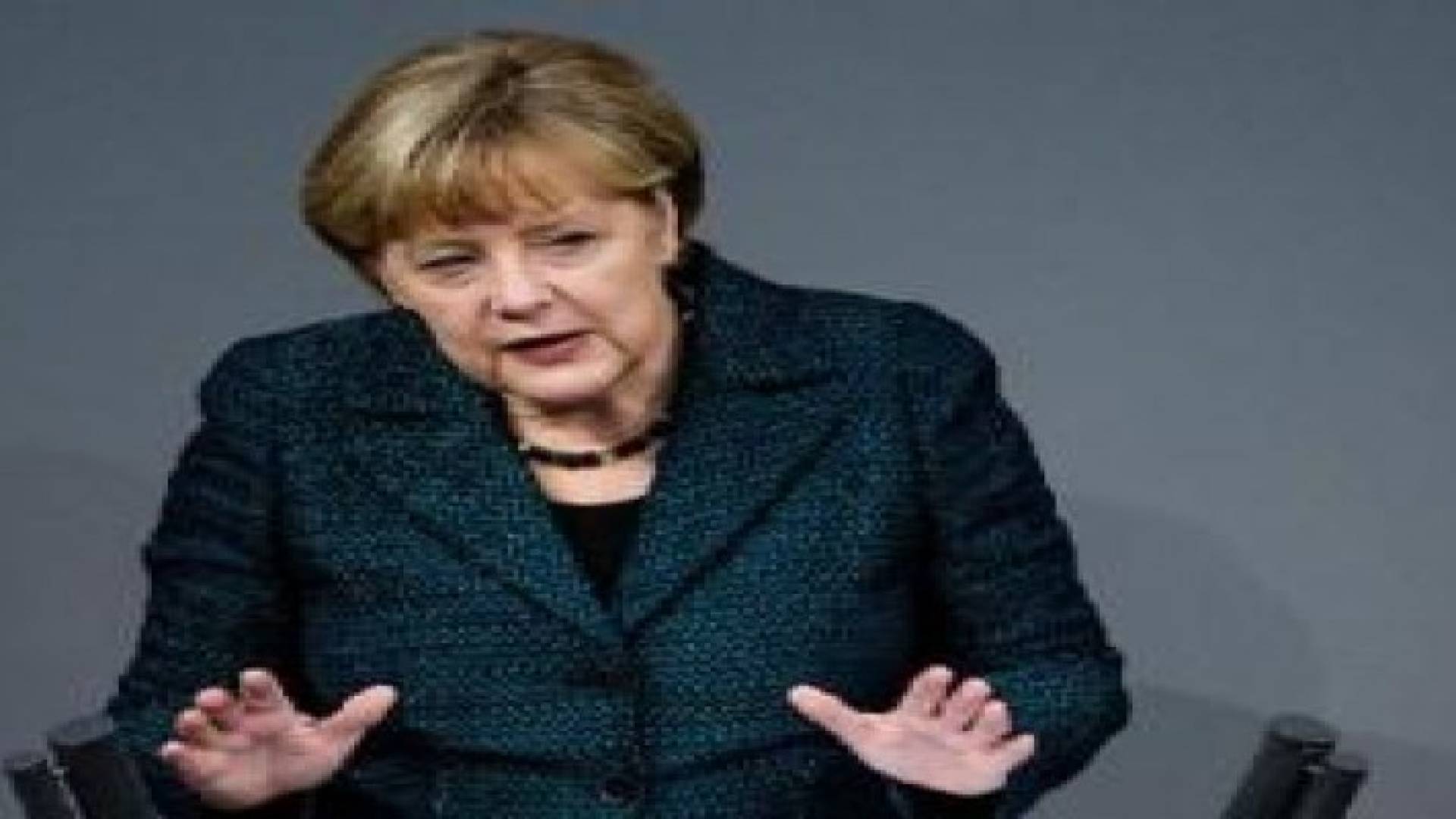 ميركل تجدد دعوتها الى توزيع عادل للاجئين في اوروبا بعد اعتداءات باريس