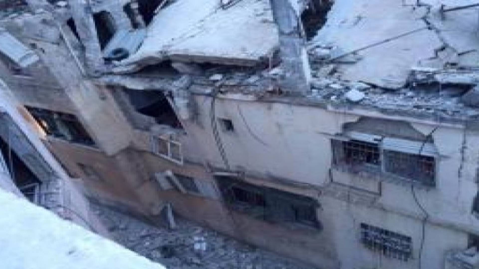 بالصور : شهيدان وتفجير منزل في مخيم قلنديا