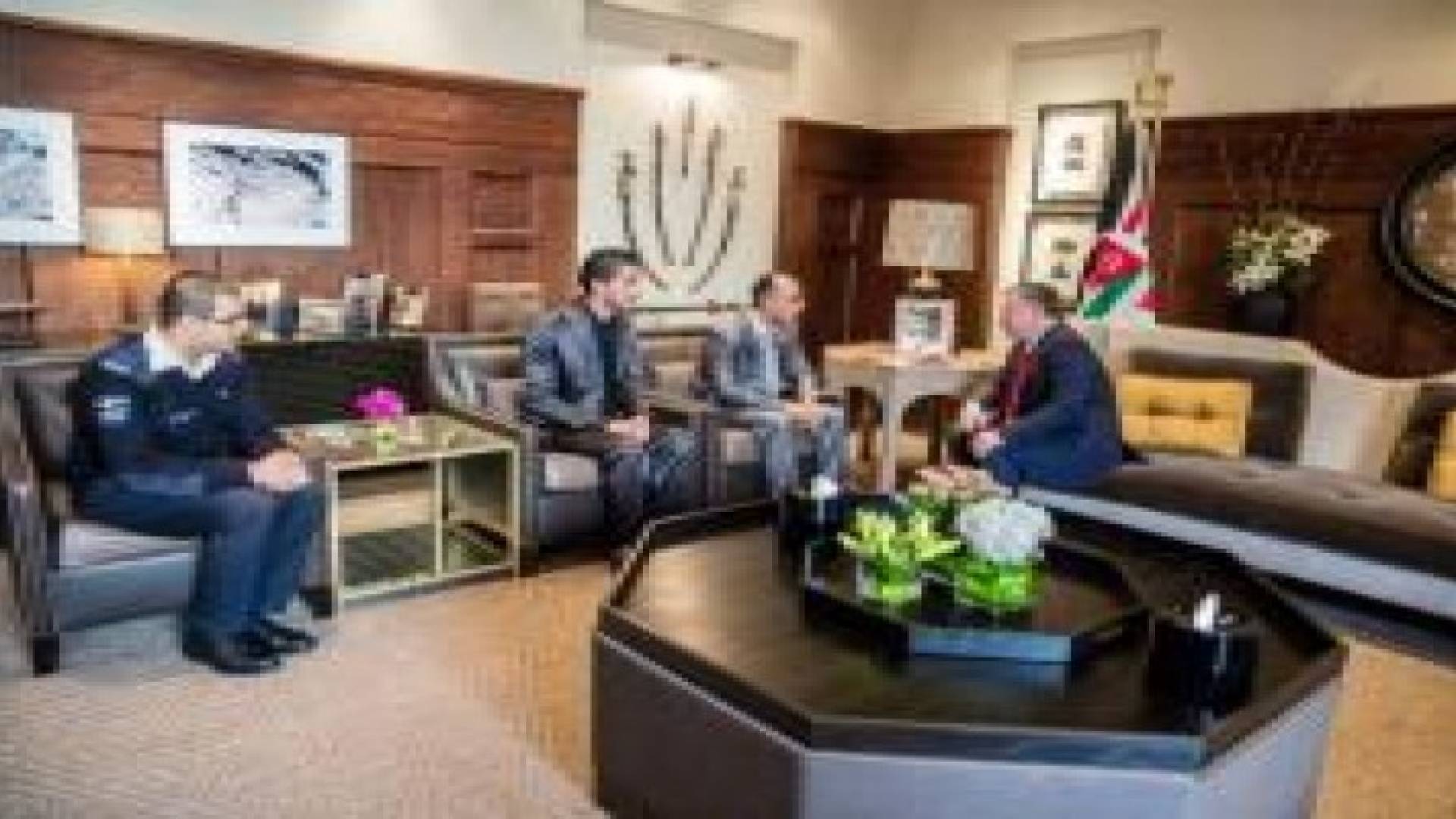 الملك يستقبل عددا من الشباب الأردني ممن قدموا نماذج بطولية خلال العاصفة المطرية الأخيرة