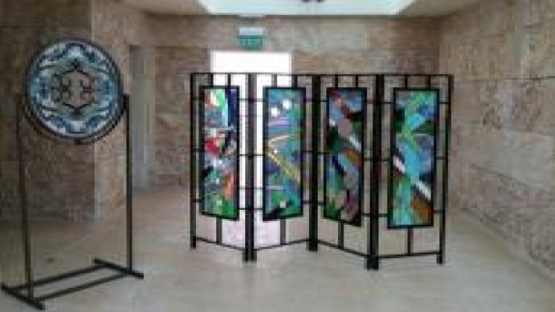 مايكل هاورد أمريكي يرسم على الزجاج الملون في البترا .. صور