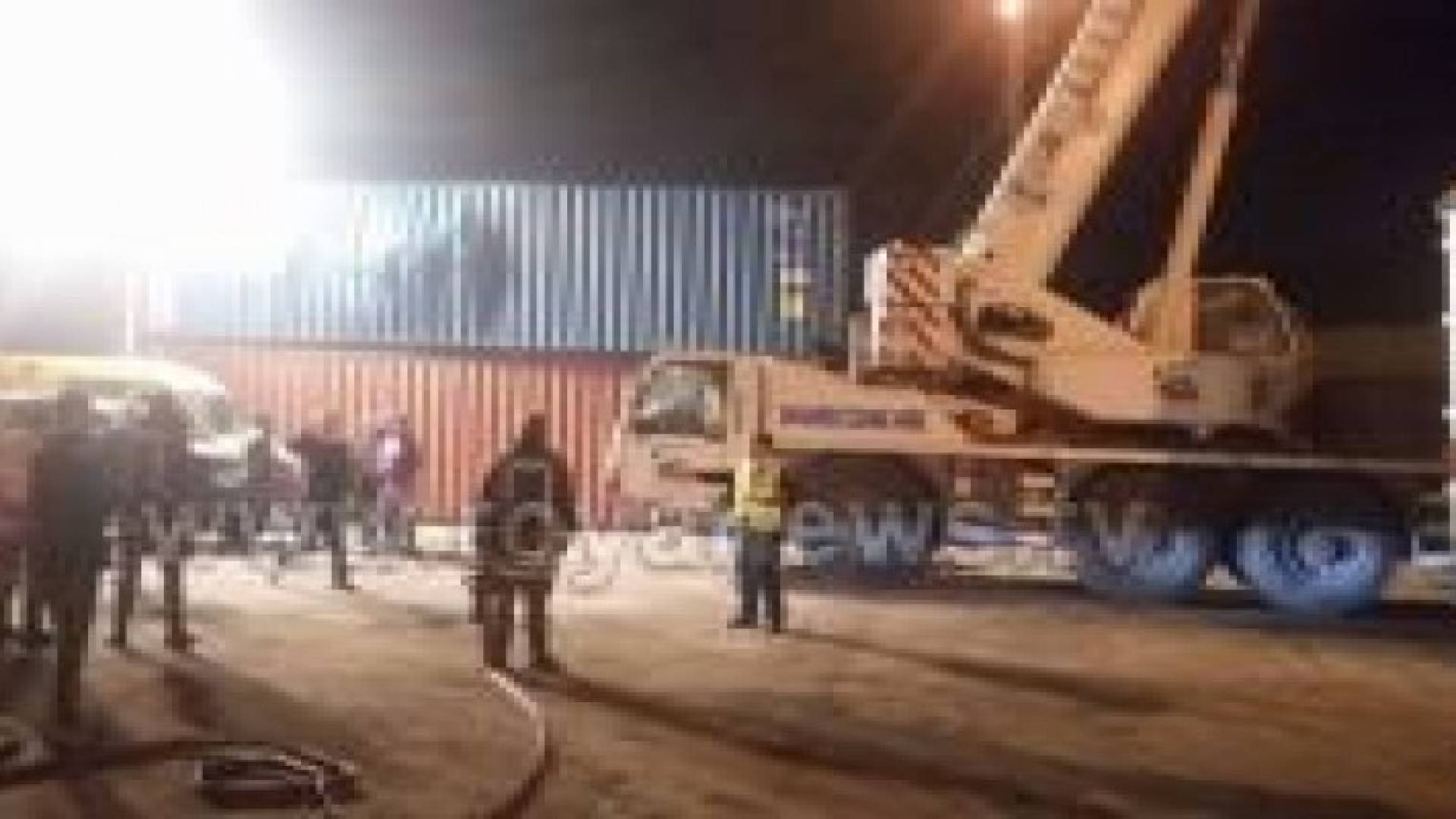 بالصور: نقل 19 حاوية ألعاب نارية من جمرك عمان لإتلافها