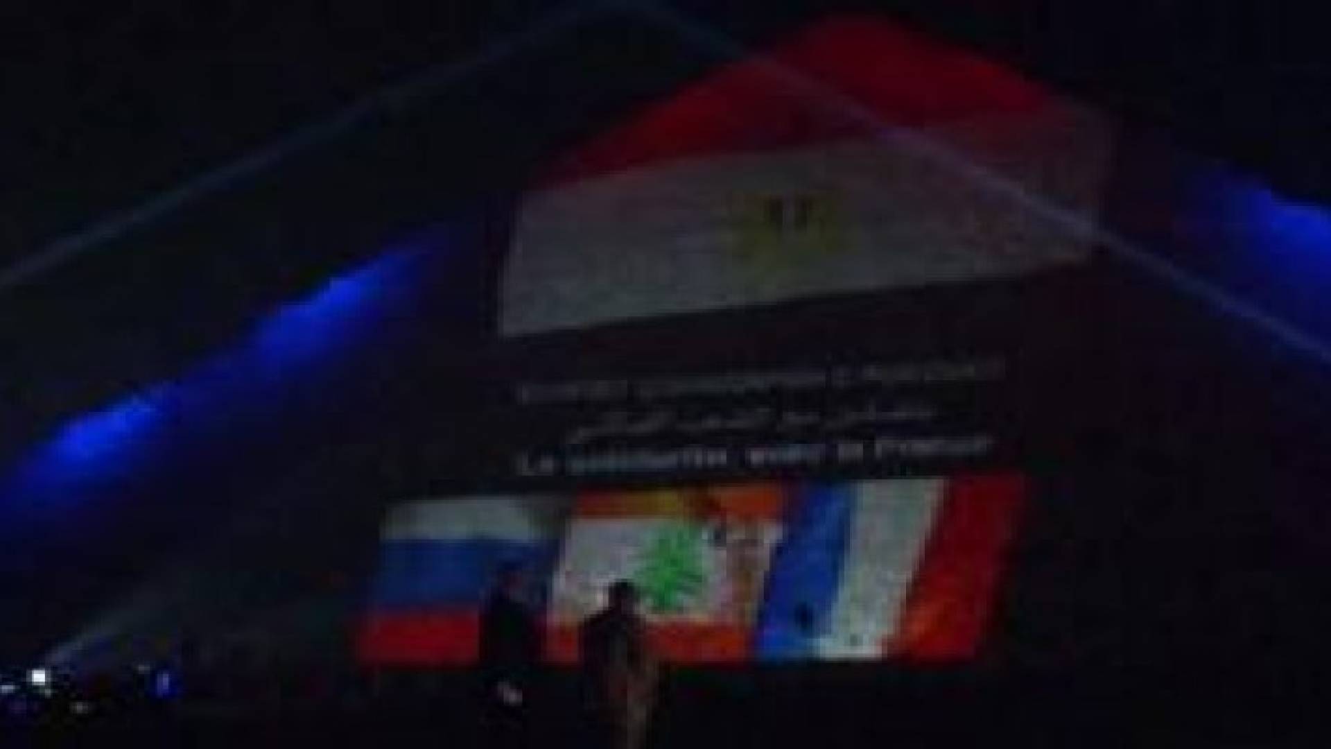 بالصور: برج إيفل يضيء بالعلم الفرنسي تضامنا مع ضحايا ارهاب باريس