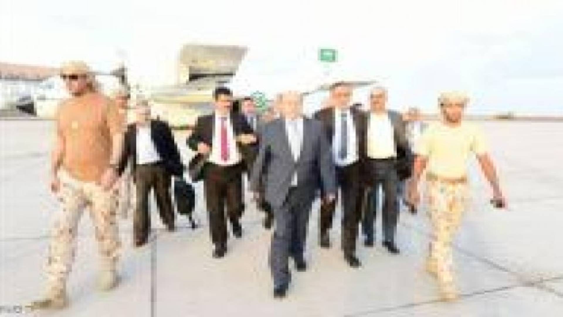 الرئيس اليمني يعود إلى عدن بعد غياب 8 أشهر