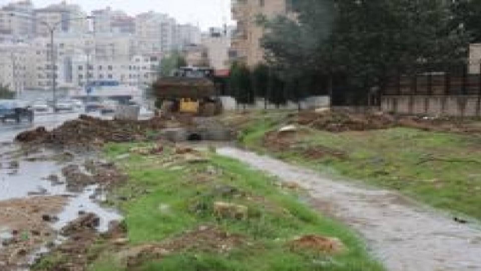 بالصور: الامانة تتابع مناهل تصريف مياه الأمطار والعبارات واستمرار عملها خاصة في الانفاق