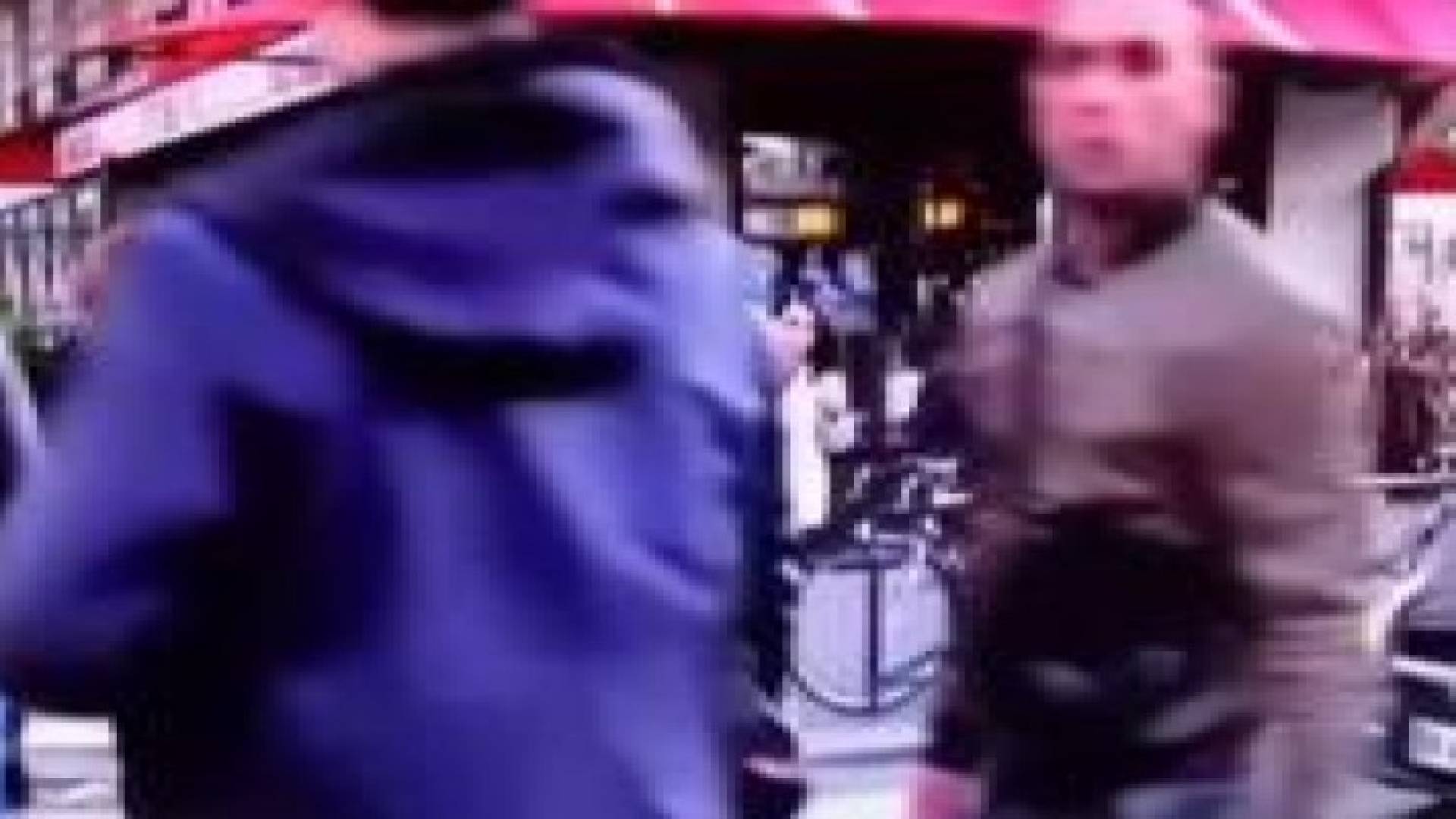 بالفيديو: أحد منفذي تفجيرات باريس يتجول في الشارع مبتسما قبل يوم من العملية