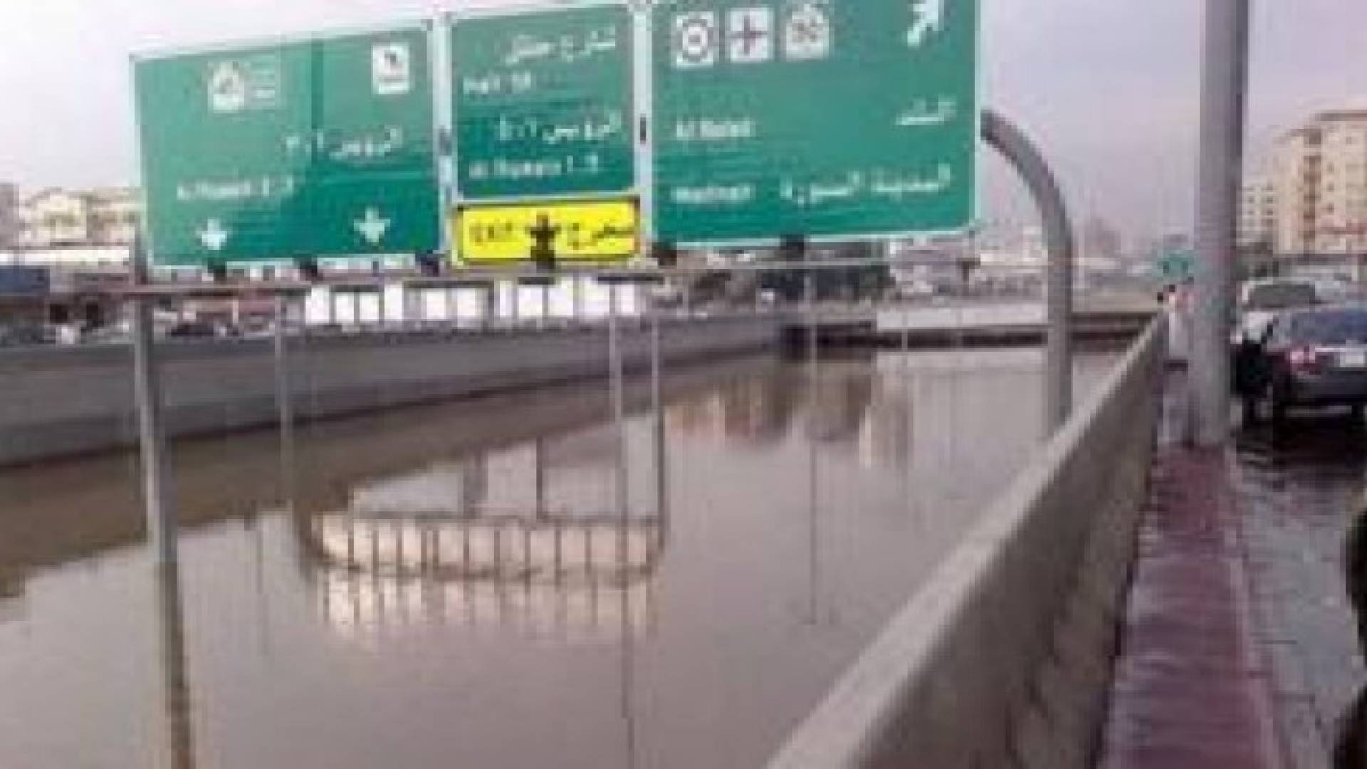 السعودية: مقتل 5 أشخاص وتأجيل الرحلات الجوية وتحذيرات للأهالي من مغادرة المنازل .. صور