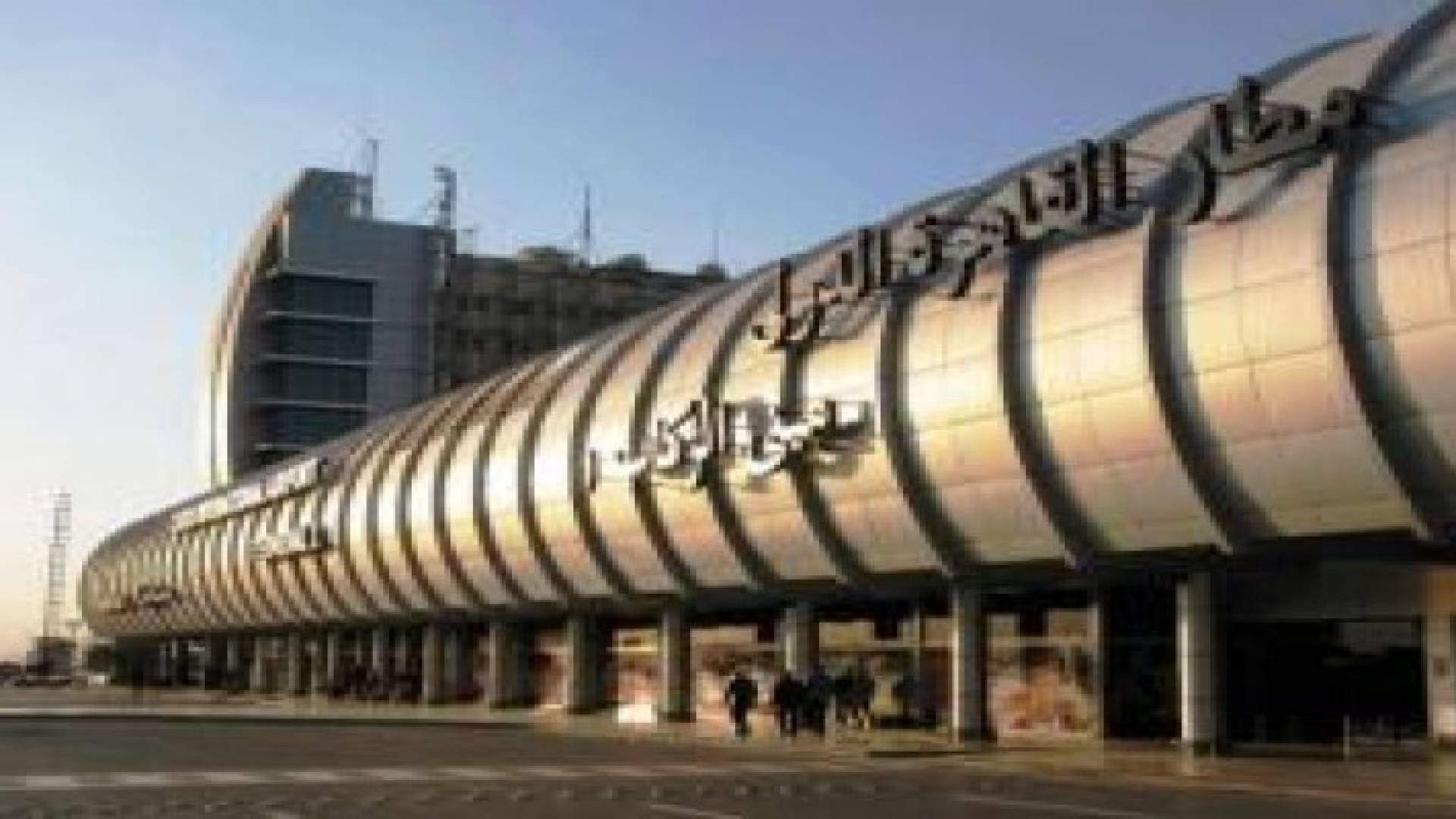 إعلان حالة الطوارئ بمطار القاهرة لتفتيش طائرة بعد بلاغ بوجود قنبلة