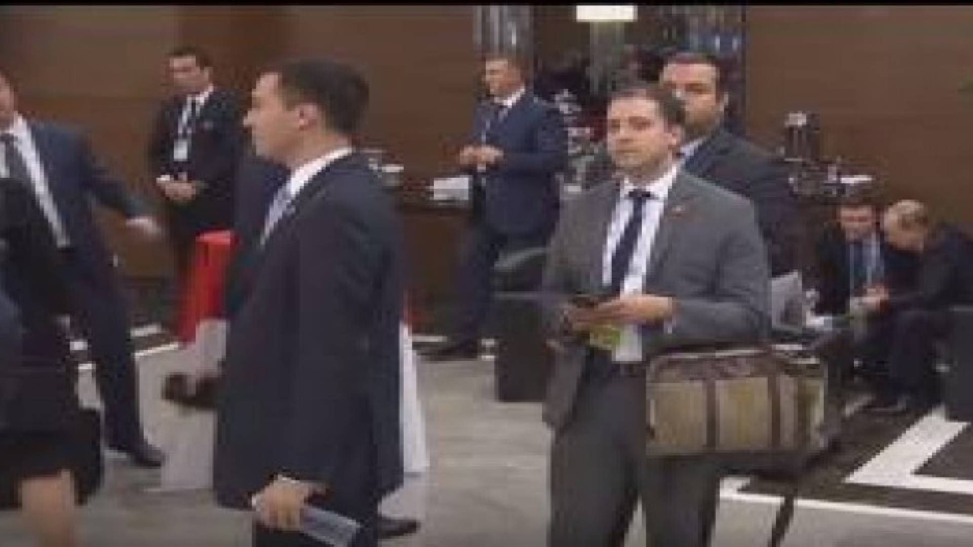 بالفيديو : متطفل غريب في لقاء بوتين وأوباما