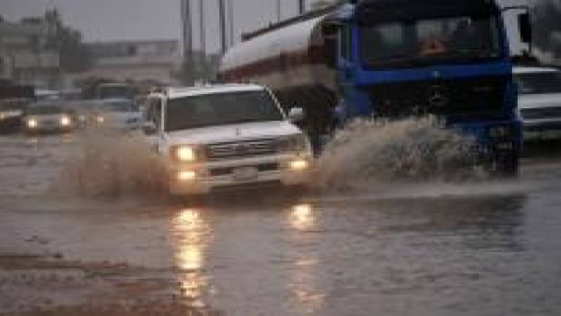 السعودية : 5 وفيات في مكة وجدة بسبب الأمطار الغزيرة