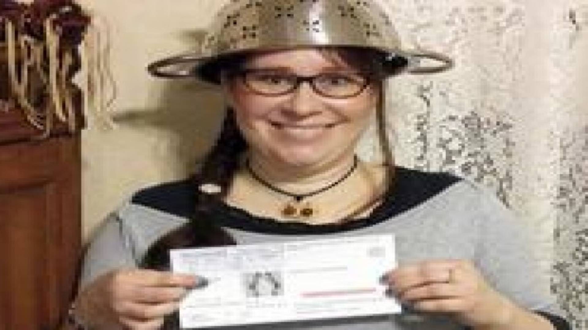 سيدة أميركية ترتدي مصفاة "سباغيتي" على رأسها في صورة رسمية