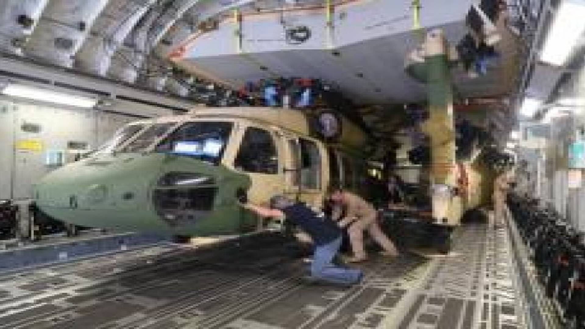 بالصور :تسليم طائرات بلاك هوك أمريكية للأردن