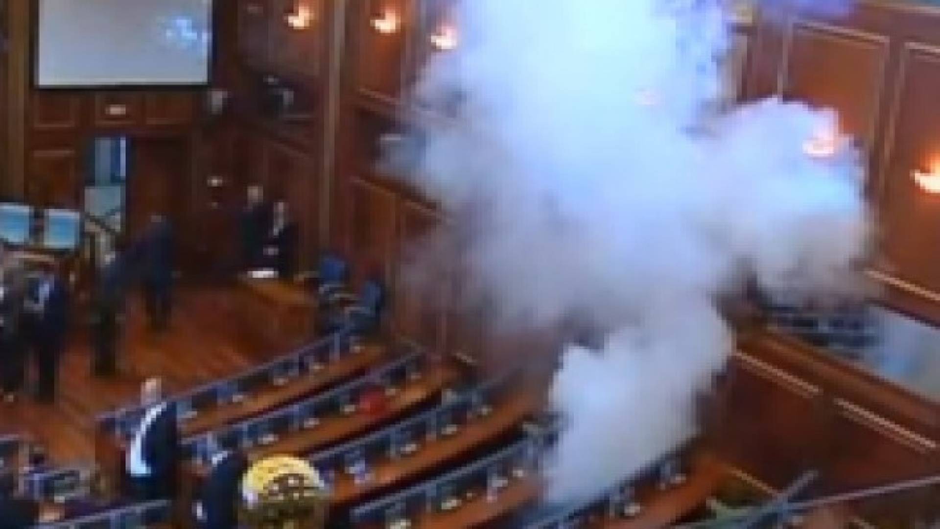 نواب المعارضة في كوسوفو يستخدمون قنابل الغاز لإعاقة المشاريع التي لا تروق لهم