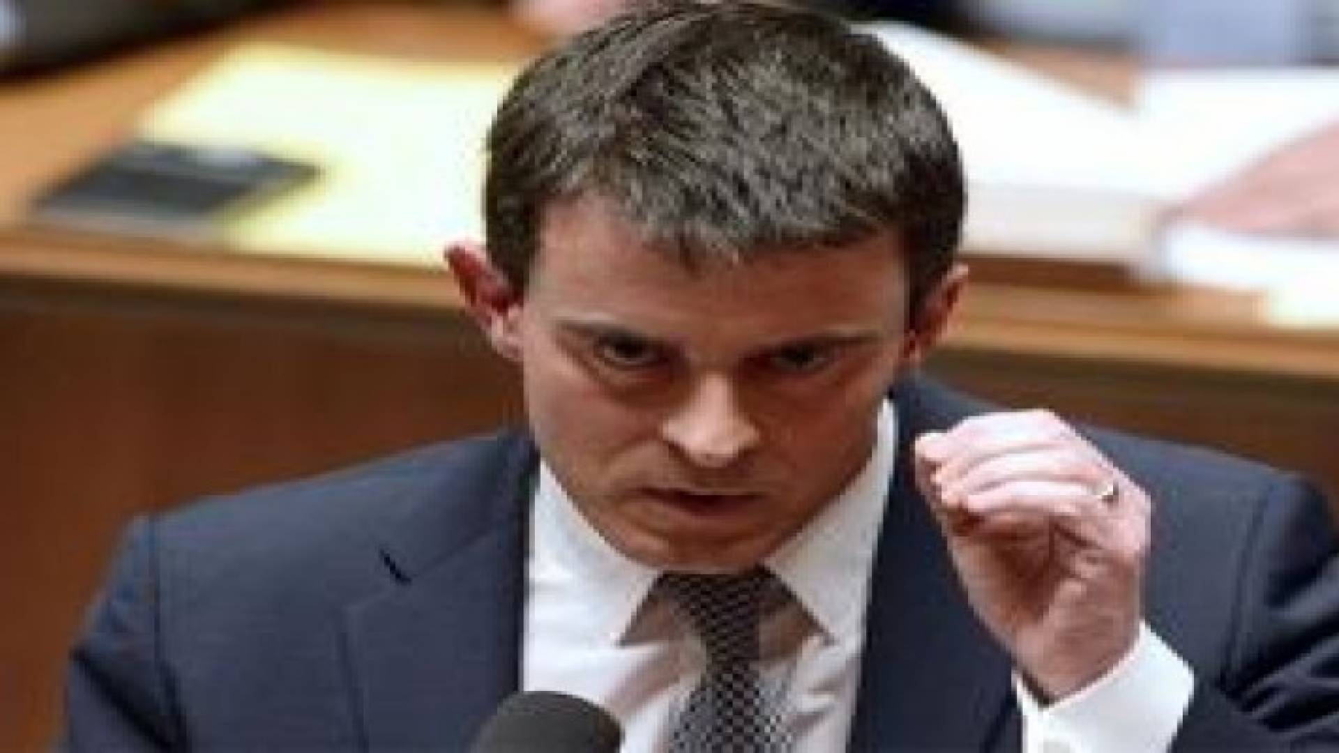 رئيس الوزراء الفرنسي: سنقيد بعض الحريات ونغلق مساجد متطرفة