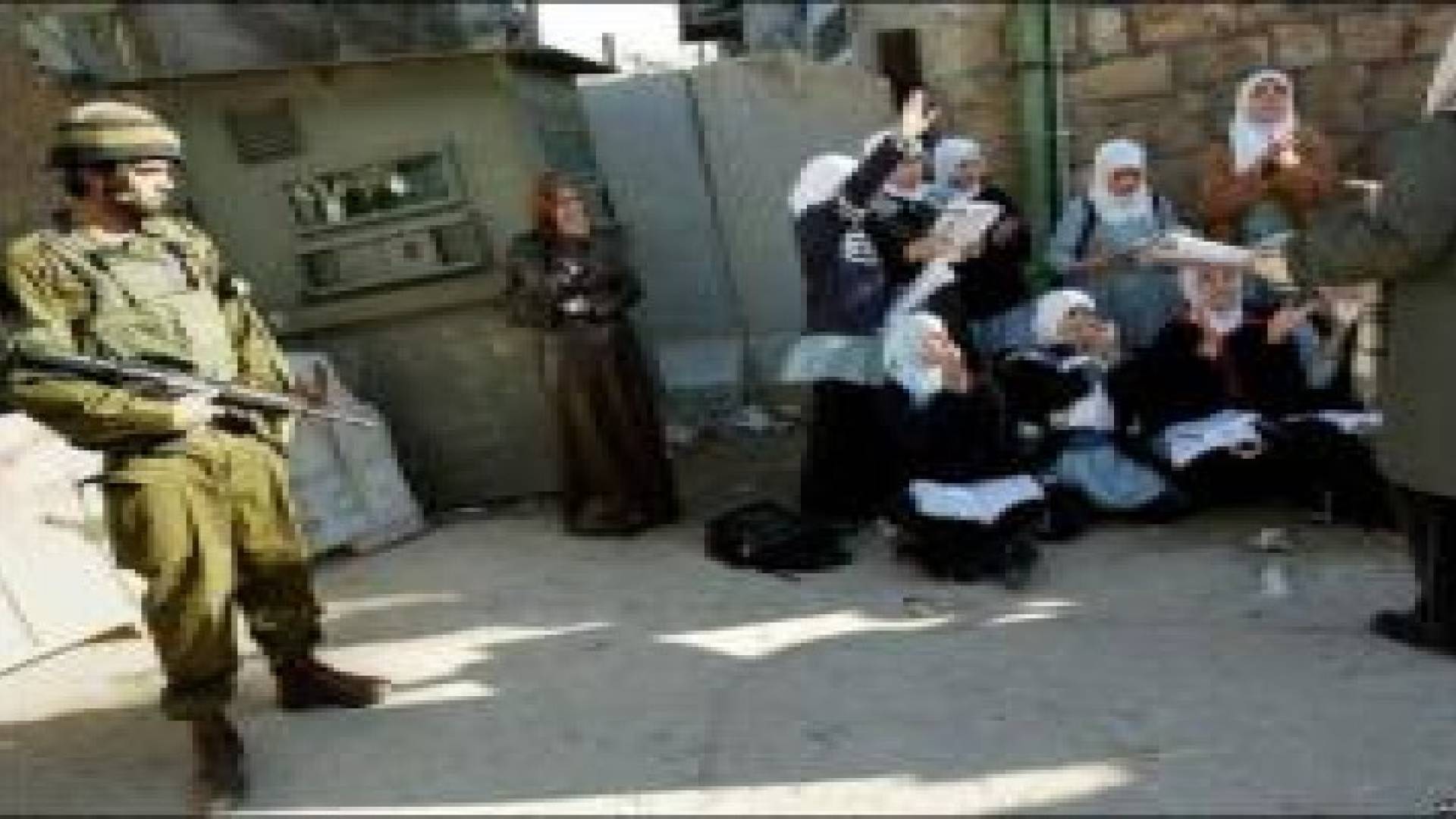 إصابة 70 طالبة بالاختناق في مدرسة بالخليل