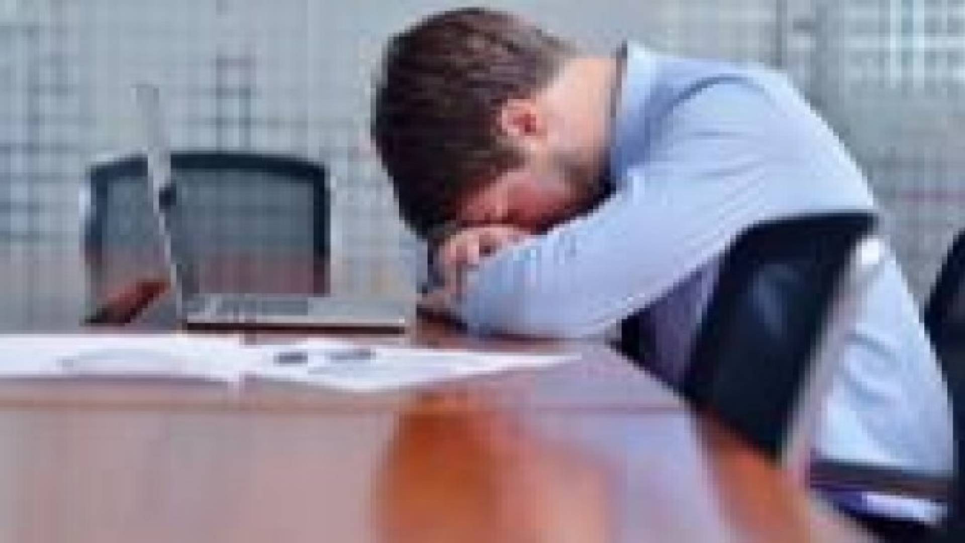 مواصلة العمل مساء تهددك ببعض الأمراض