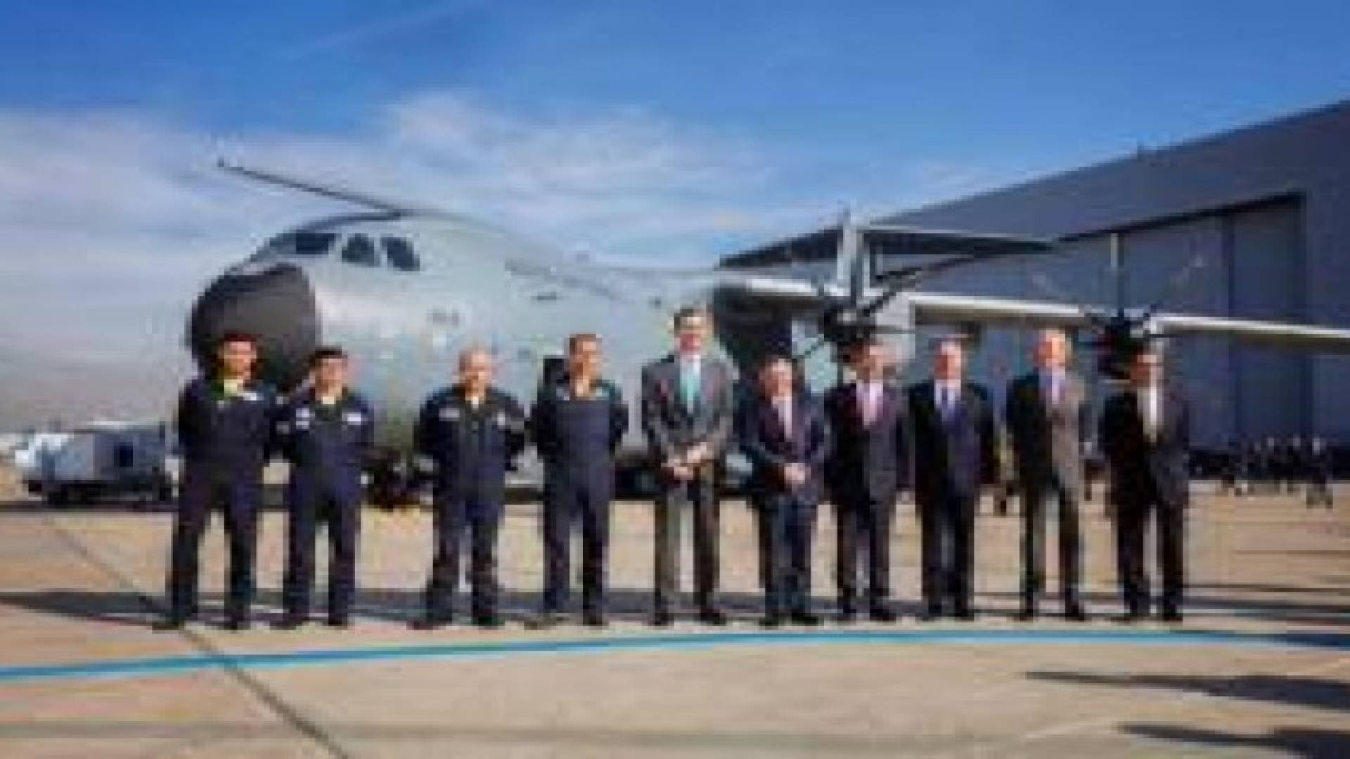 الملك يزور مقر شركة لتصنيع طائرات الشحن والنقل في مدريد