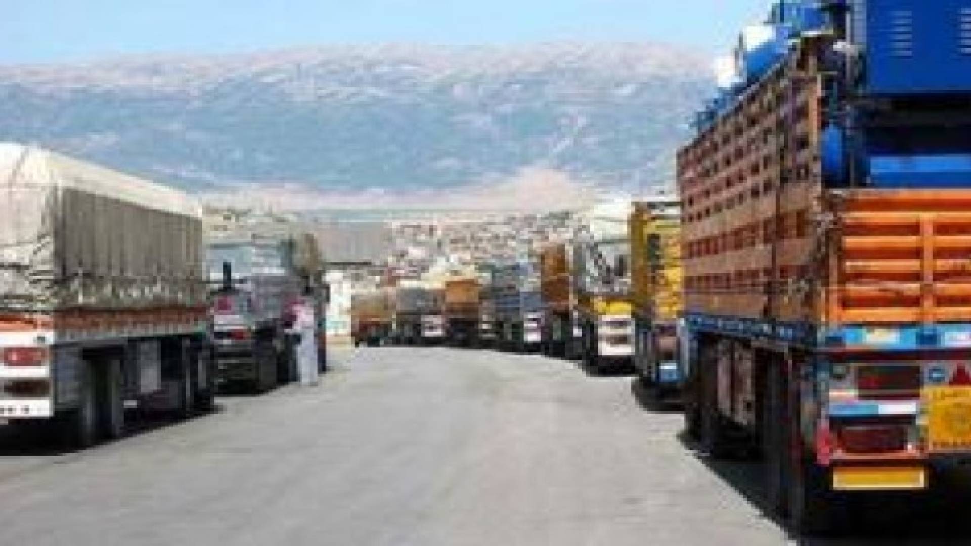 الغد: الباخرة العائمة تعطل عمل ألف شاحنة أردنية